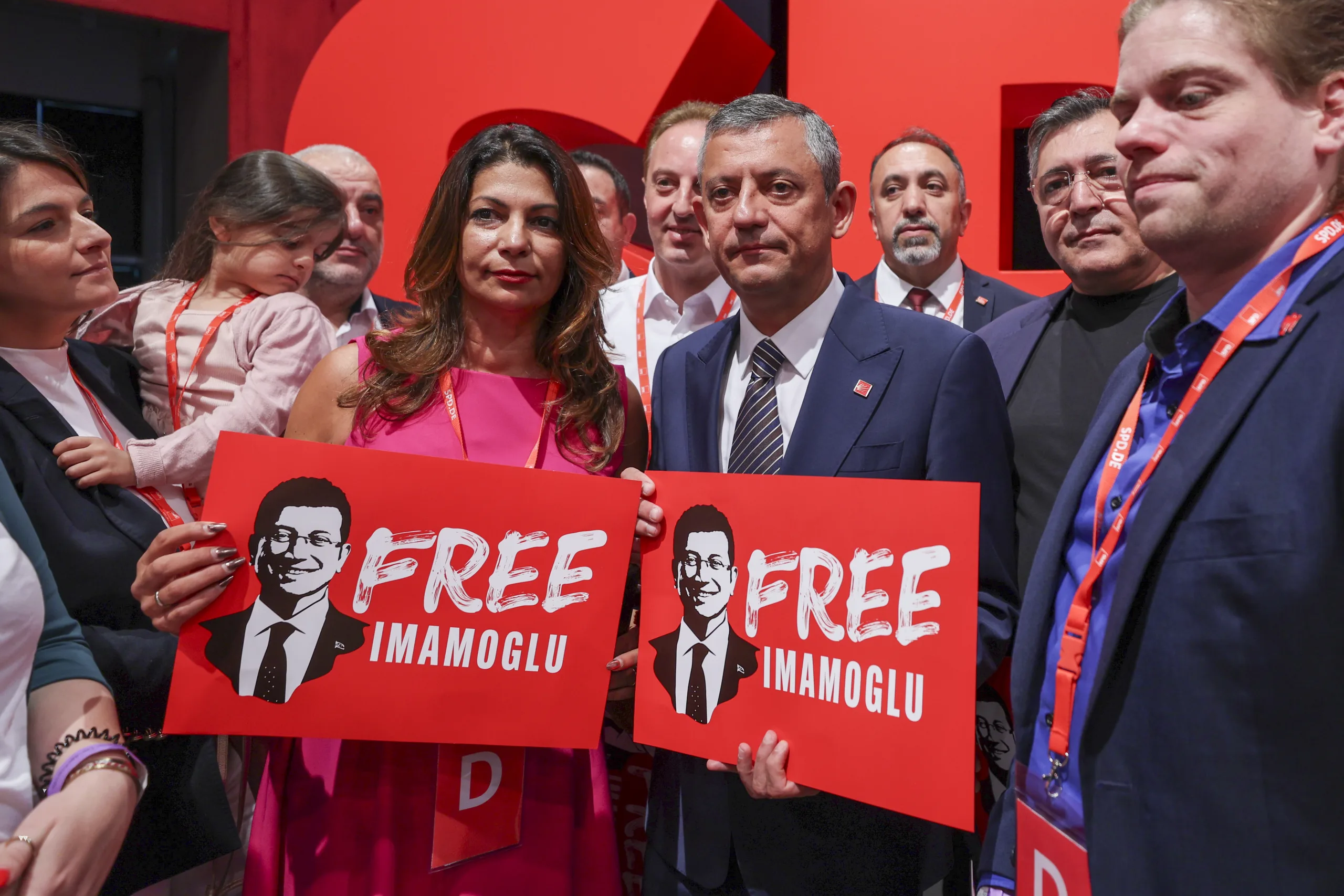 Özgür Özel'den SPD Kongresi'nde Sert Mesaj: “Demokrasiye En Ağır Saldırılardan Biri Yaşanıyor”