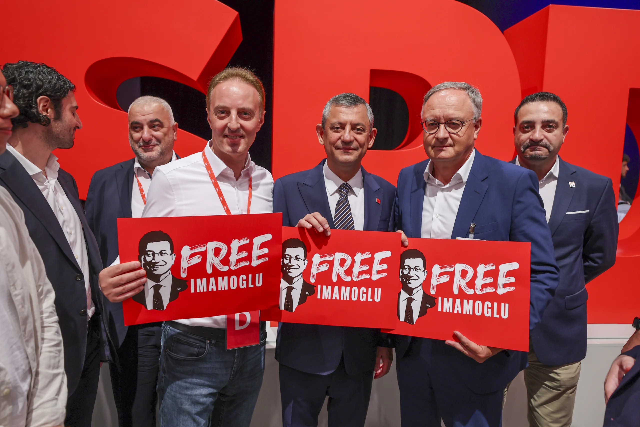 Özgür Özel'den SPD Kongresi'nde Sert Mesaj: “Demokrasiye En Ağır Saldırılardan Biri Yaşanıyor”