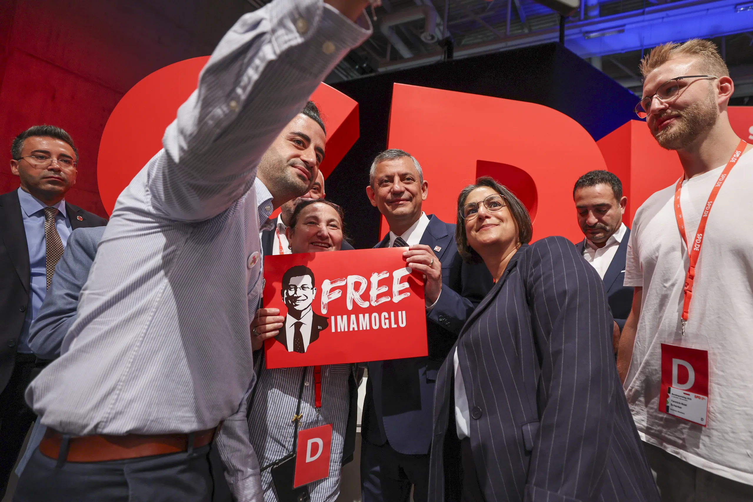 Özgür Özel'den SPD Kongresi'nde Sert Mesaj: “Demokrasiye En Ağır Saldırılardan Biri Yaşanıyor”