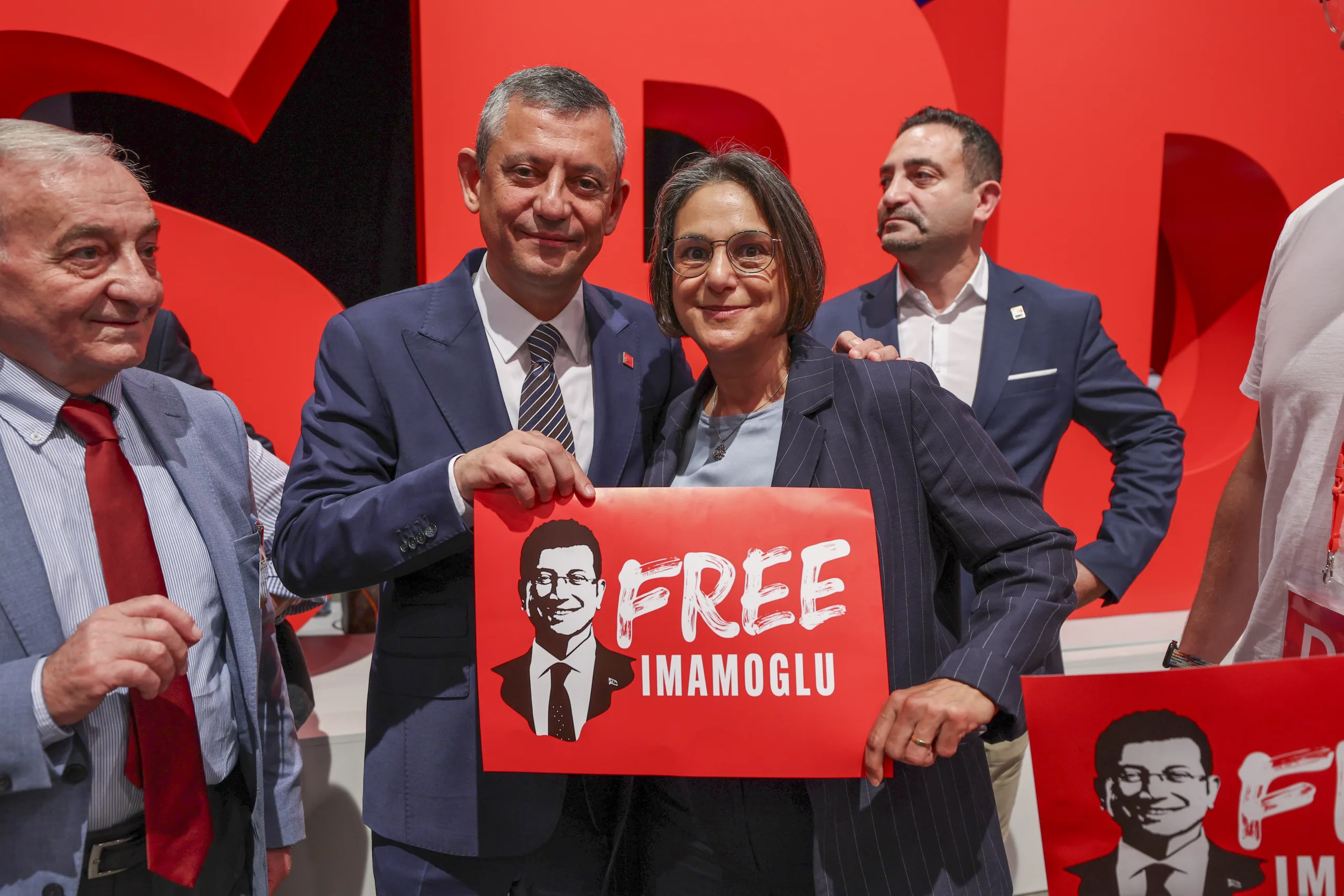 Özgür Özel'den SPD Kongresi'nde Sert Mesaj: “Demokrasiye En Ağır Saldırılardan Biri Yaşanıyor”