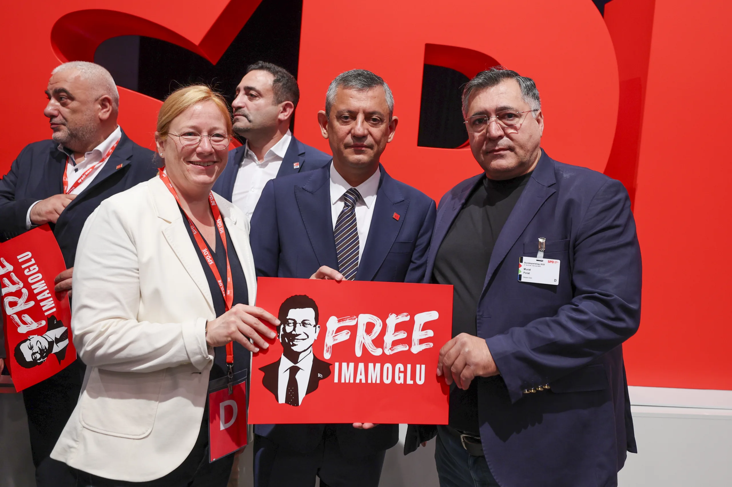 Özgür Özel'den SPD Kongresi'nde Sert Mesaj: “Demokrasiye En Ağır Saldırılardan Biri Yaşanıyor”