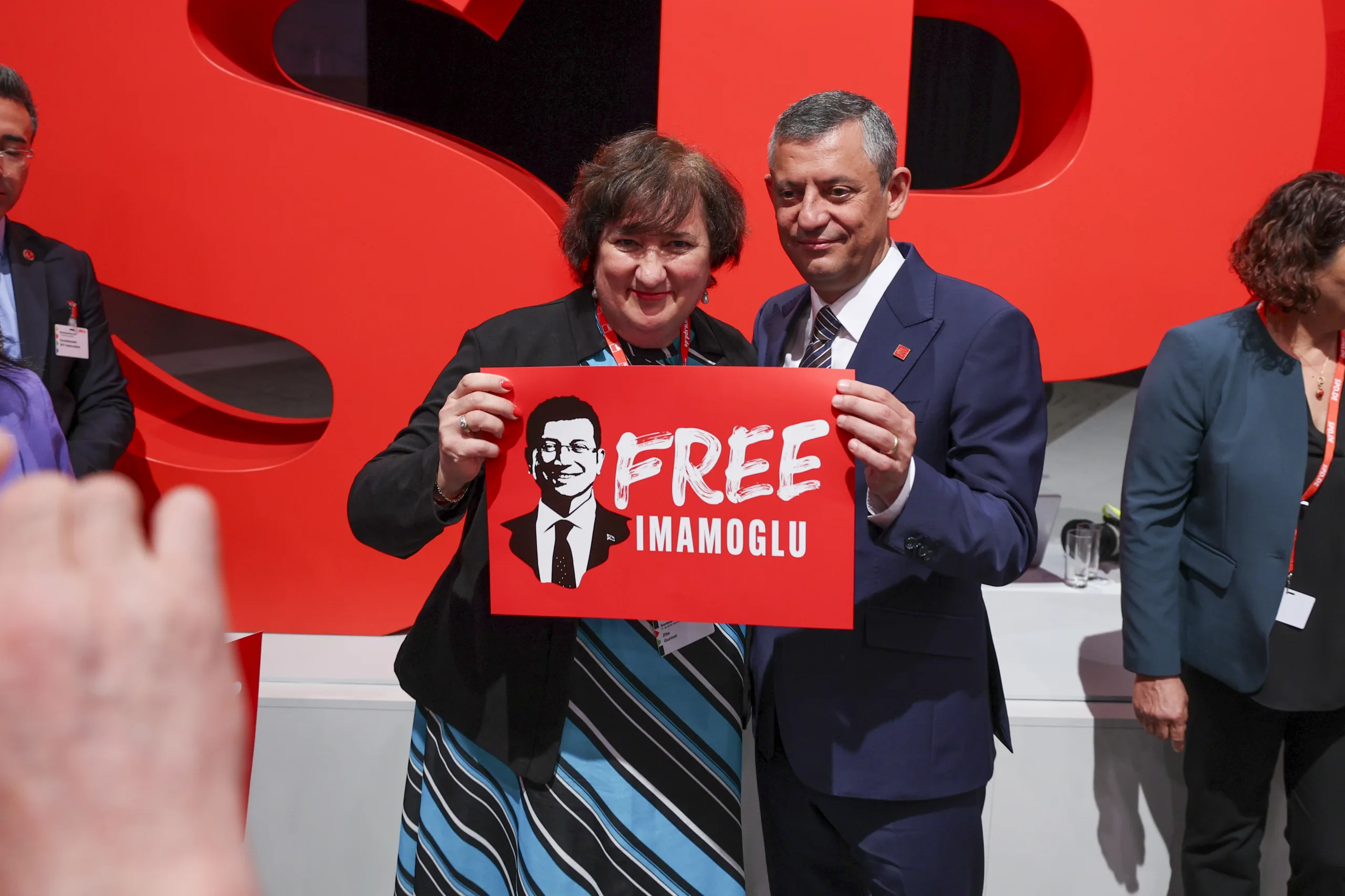 Özgür Özel'den SPD Kongresi'nde Sert Mesaj: “Demokrasiye En Ağır Saldırılardan Biri Yaşanıyor”