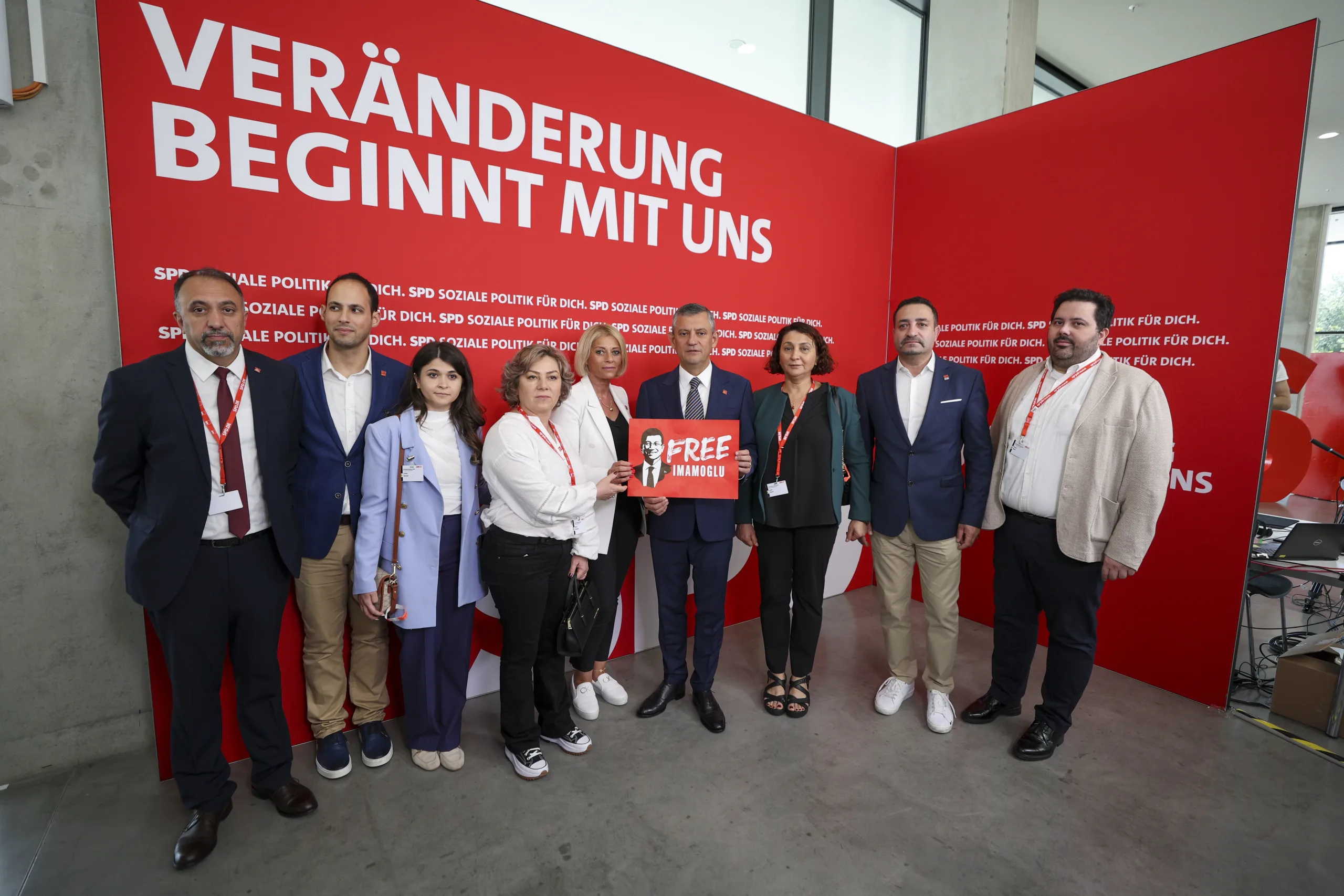 Özgür Özel'den SPD Kongresi'nde Sert Mesaj: “Demokrasiye En Ağır Saldırılardan Biri Yaşanıyor”
