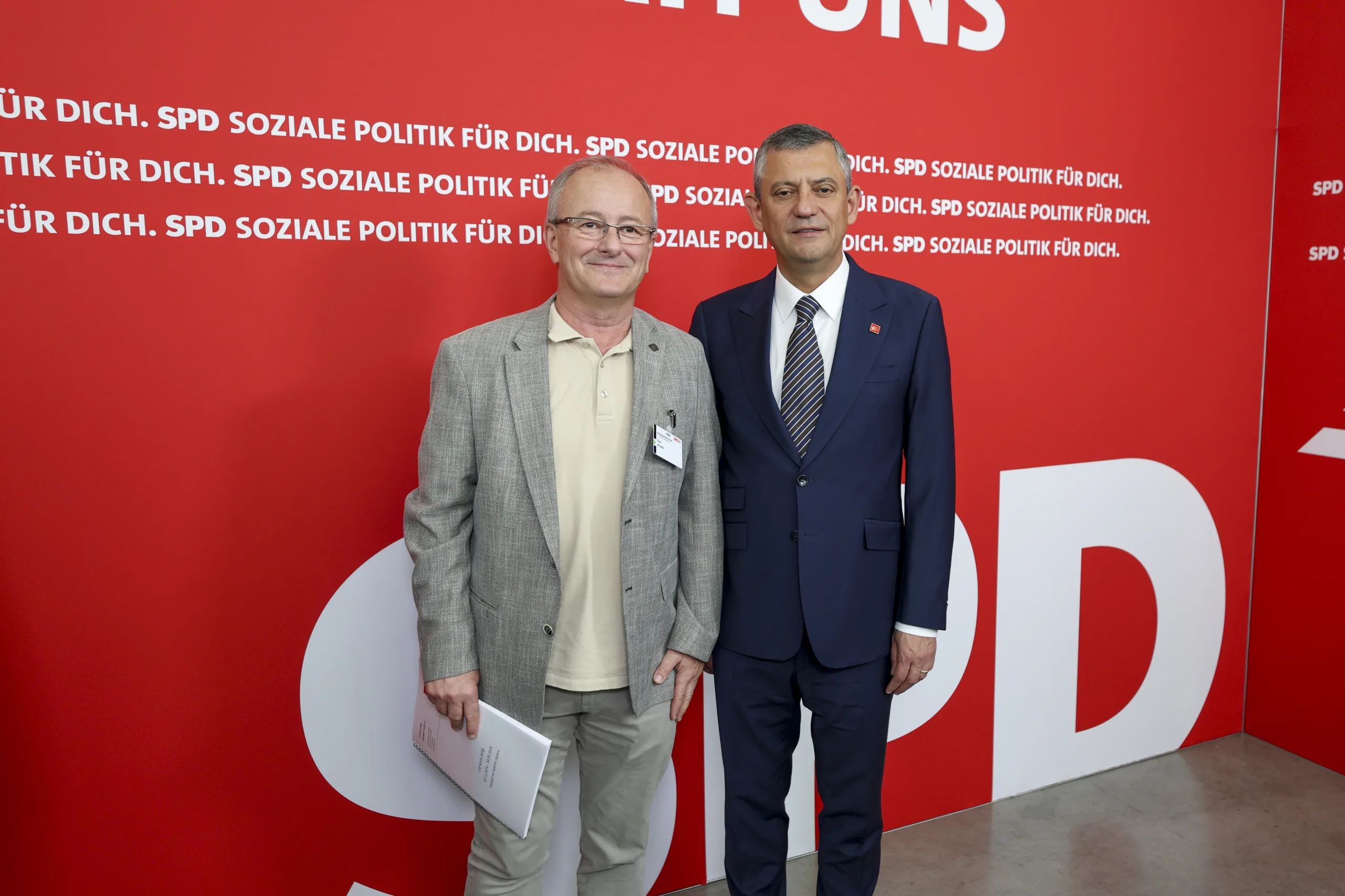Özgür Özel'den SPD Kongresi'nde Sert Mesaj: “Demokrasiye En Ağır Saldırılardan Biri Yaşanıyor”
