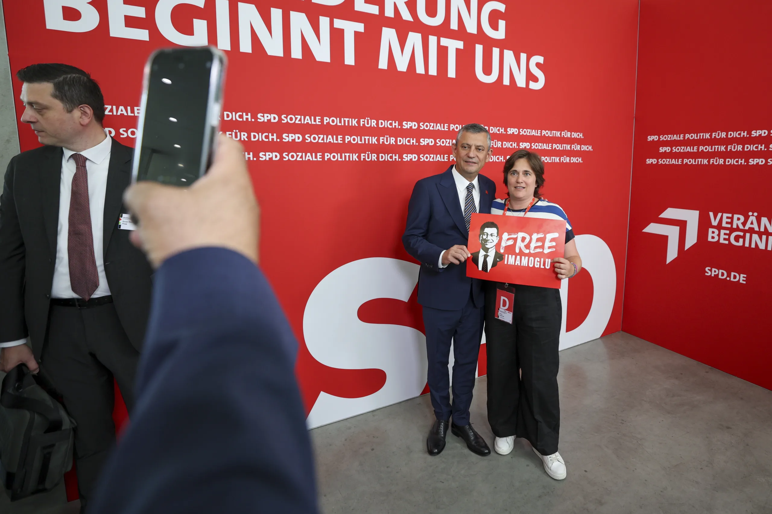 Özgür Özel'den SPD Kongresi'nde Sert Mesaj: “Demokrasiye En Ağır Saldırılardan Biri Yaşanıyor”