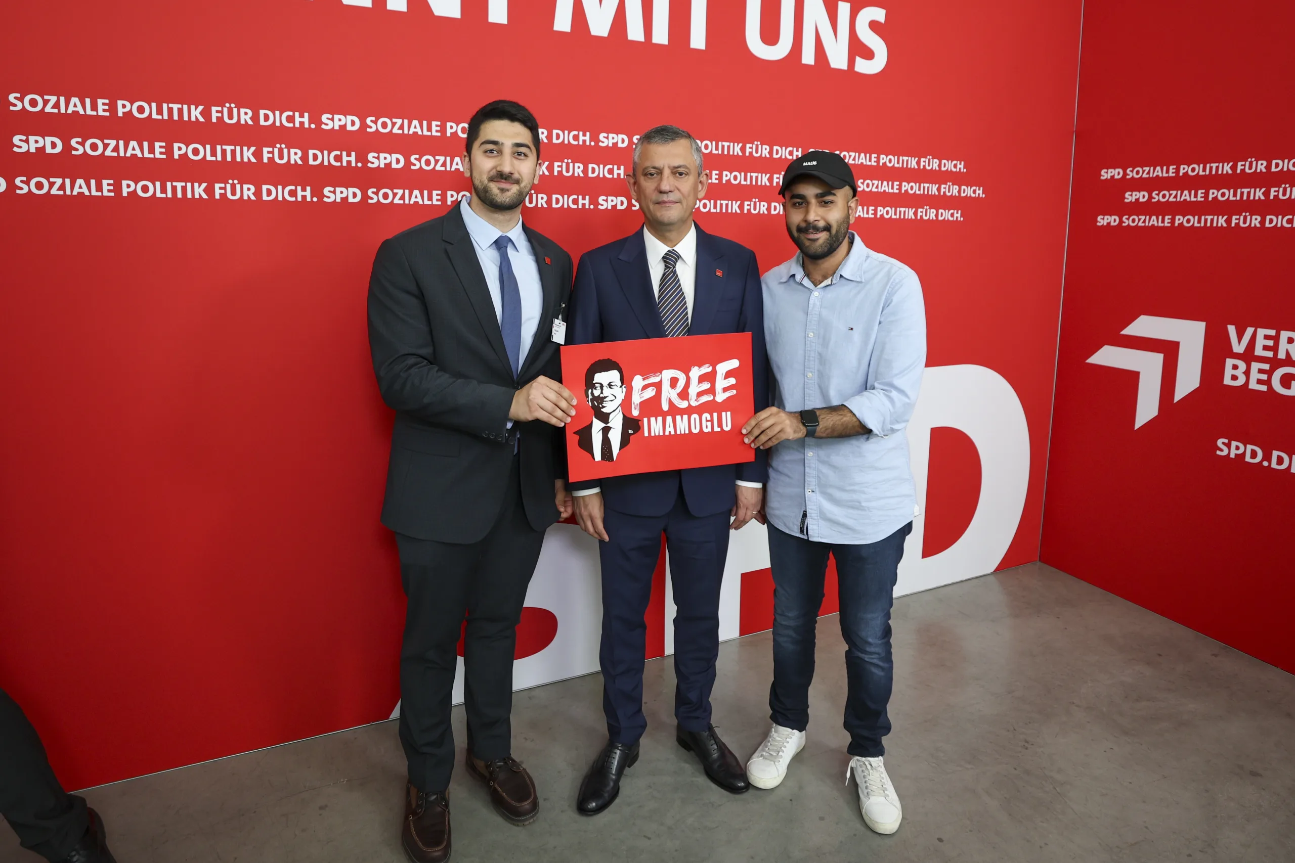 Özgür Özel'den SPD Kongresi'nde Sert Mesaj: “Demokrasiye En Ağır Saldırılardan Biri Yaşanıyor”