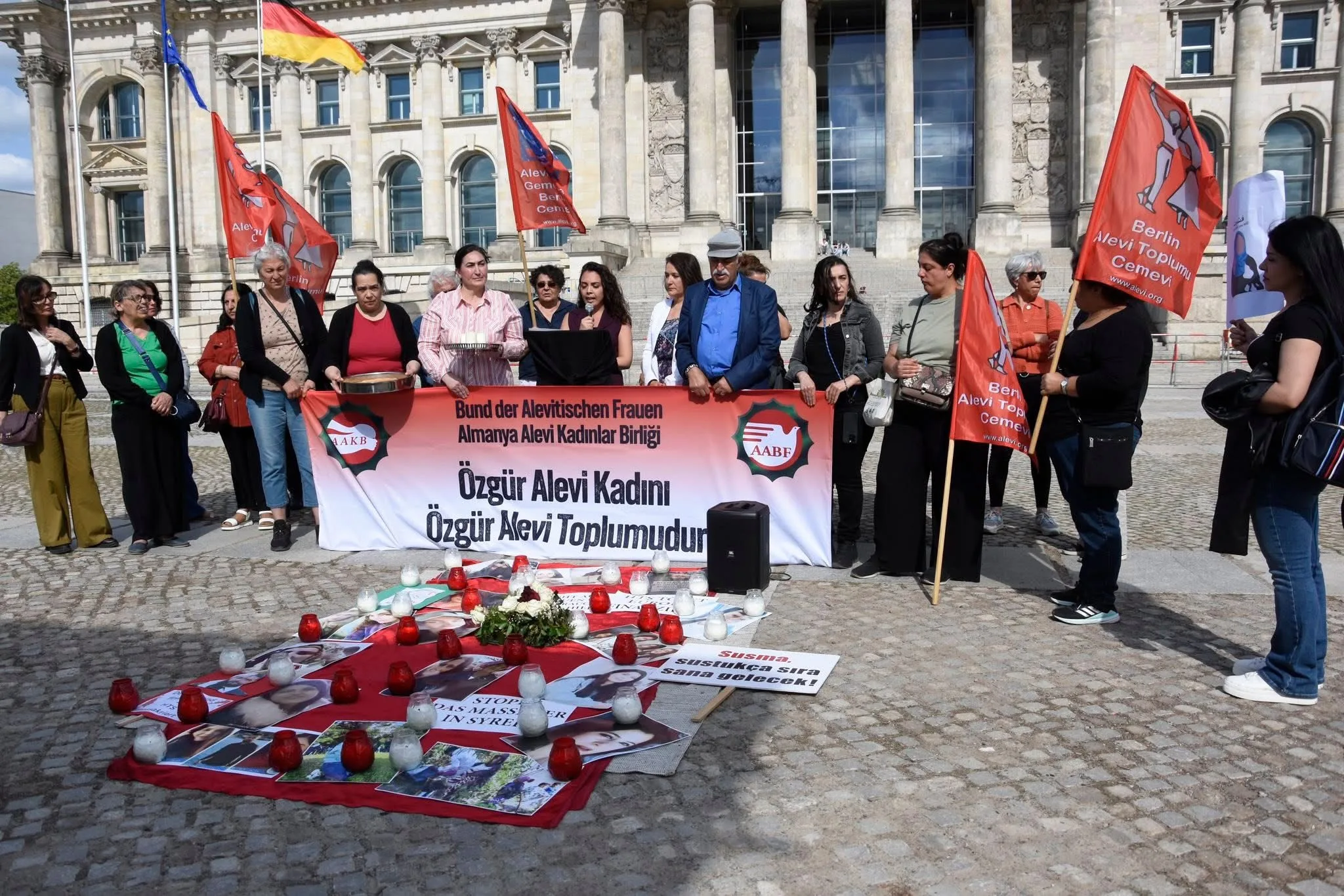 Suriye'deki katliam Berlin`de protesto edildi