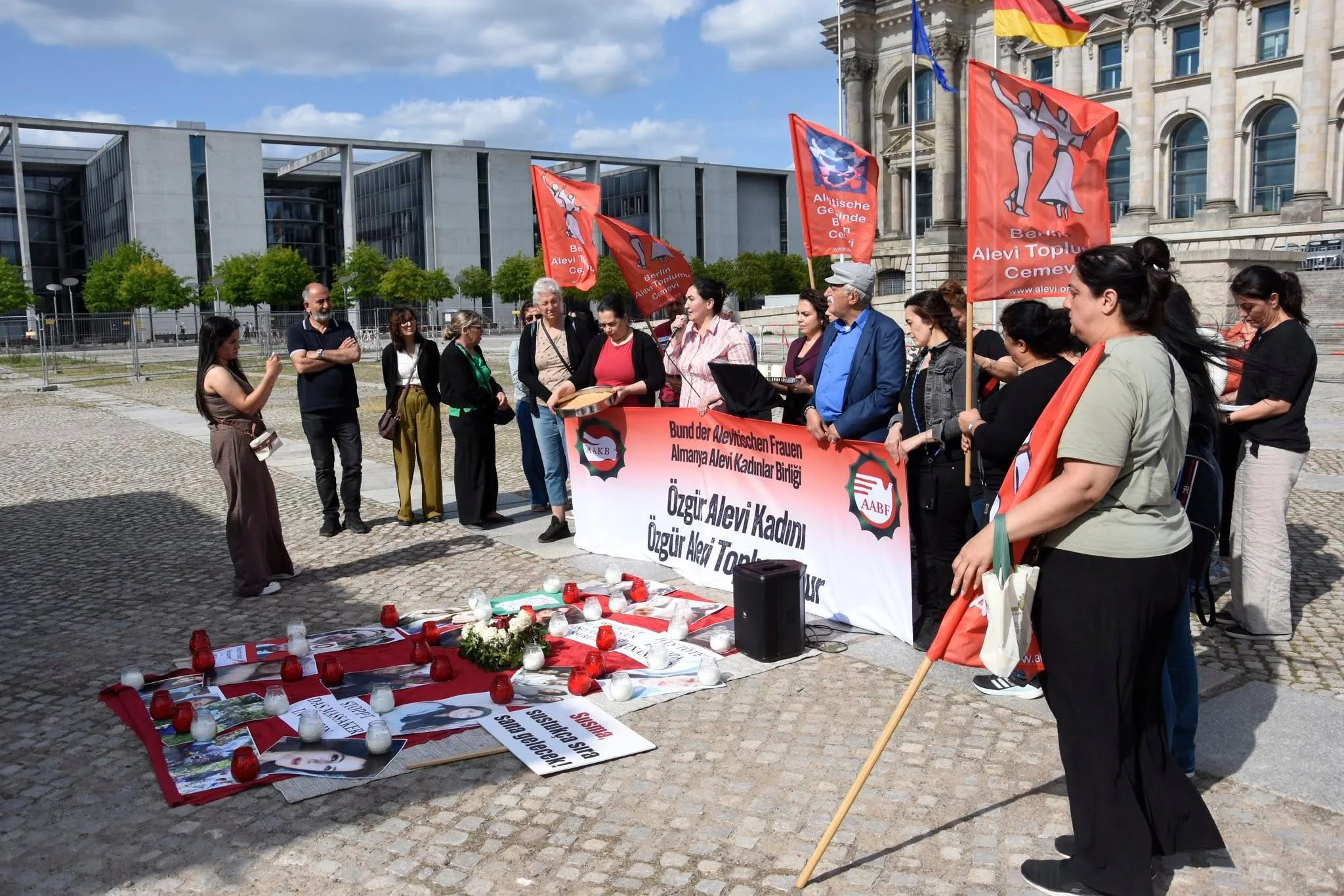 Suriye'deki katliam Berlin`de protesto edildi