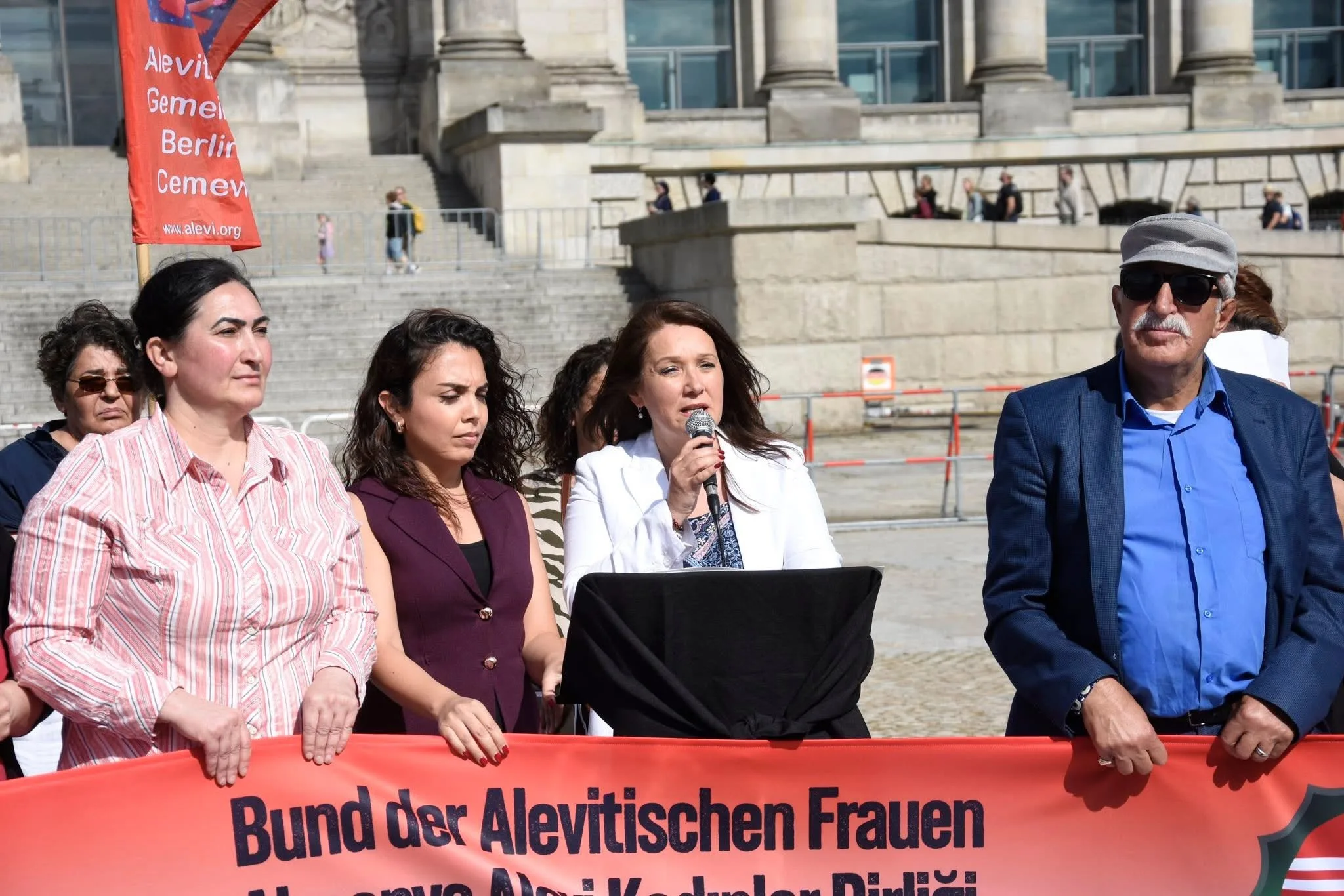 Suriye'deki katliam Berlin`de protesto edildi