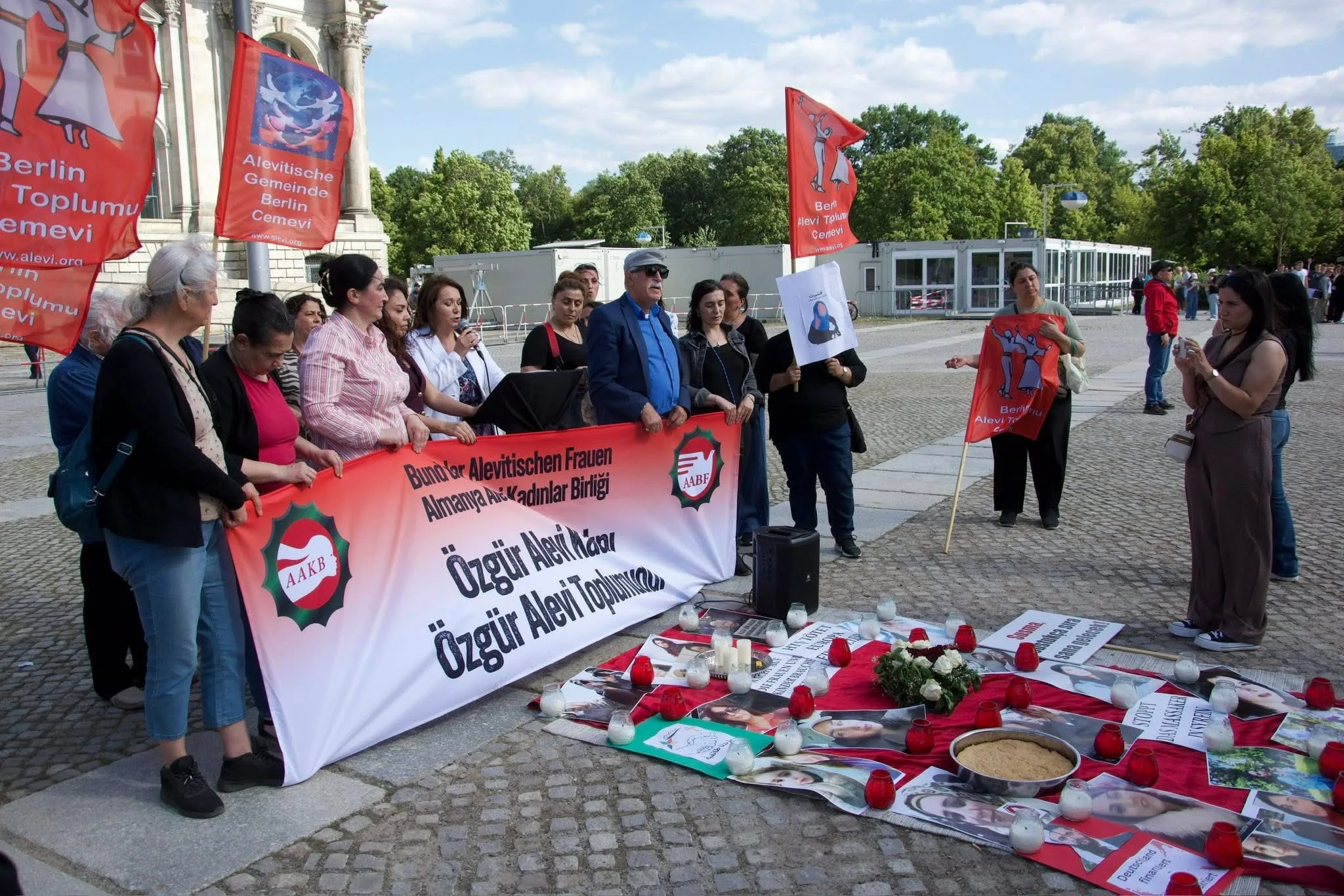Suriye'deki katliam Berlin`de protesto edildi