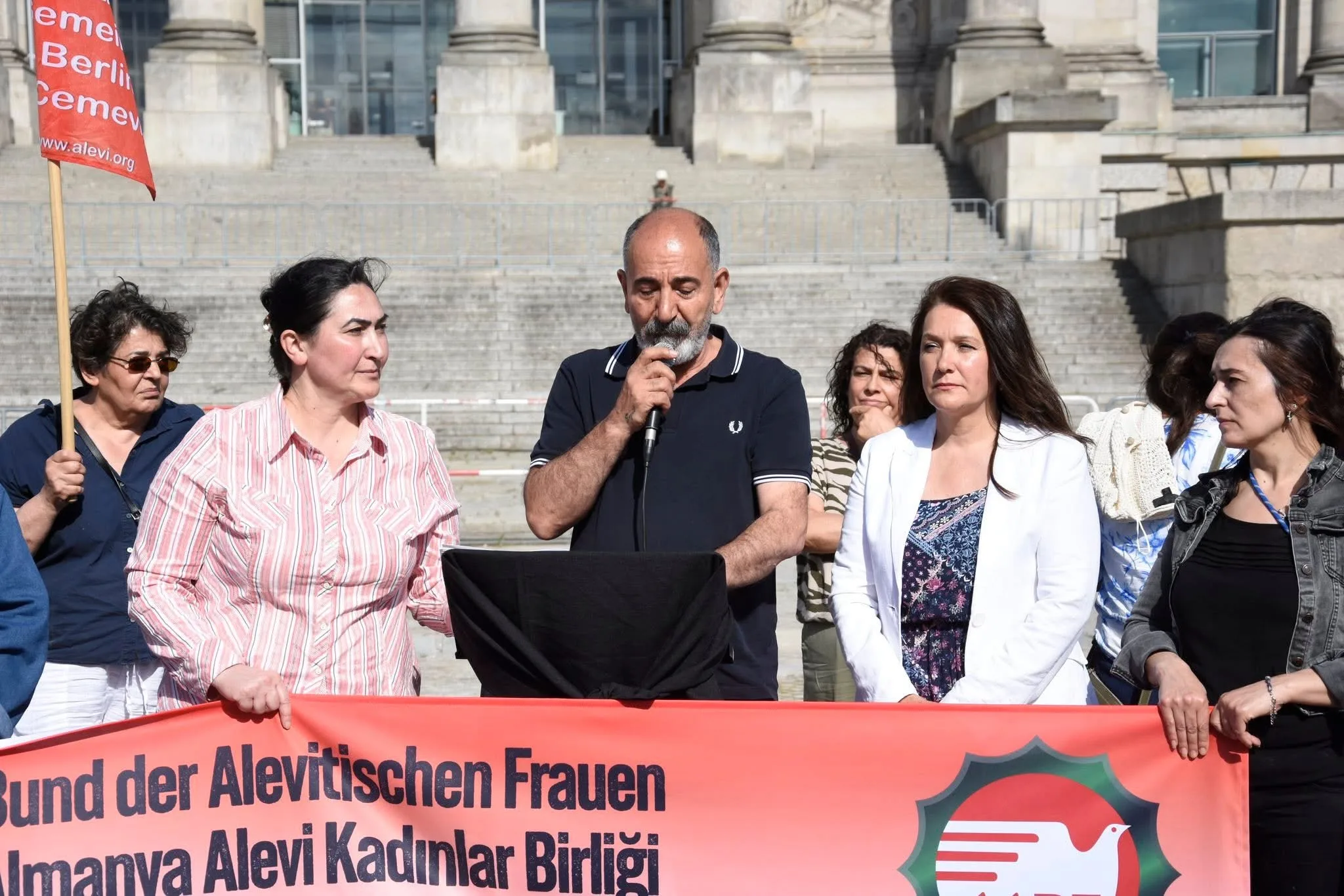 Suriye'deki katliam Berlin`de protesto edildi