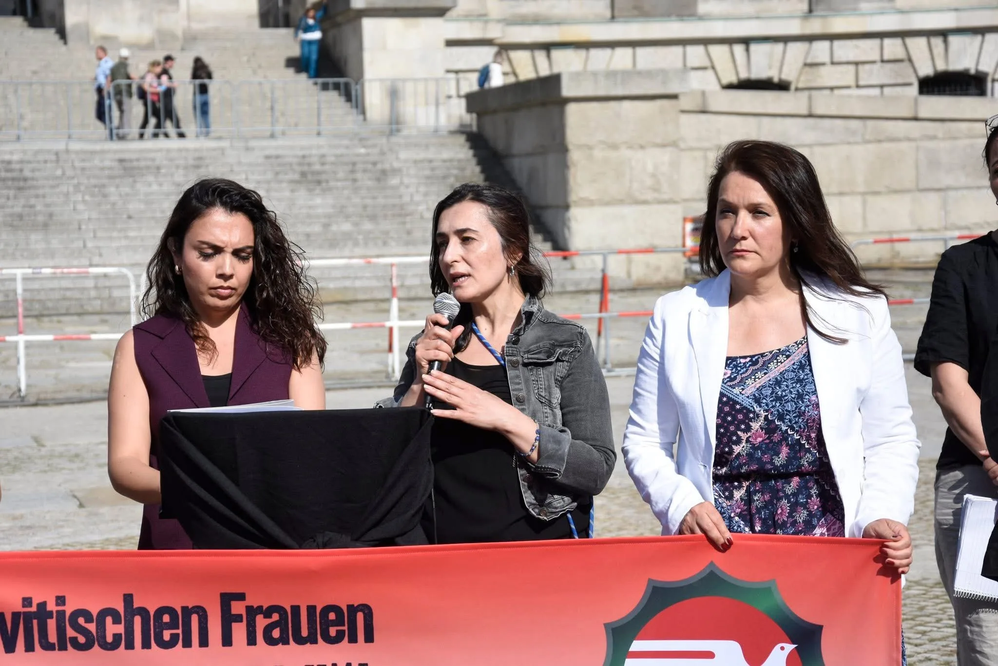 Suriye'deki katliam Berlin`de protesto edildi