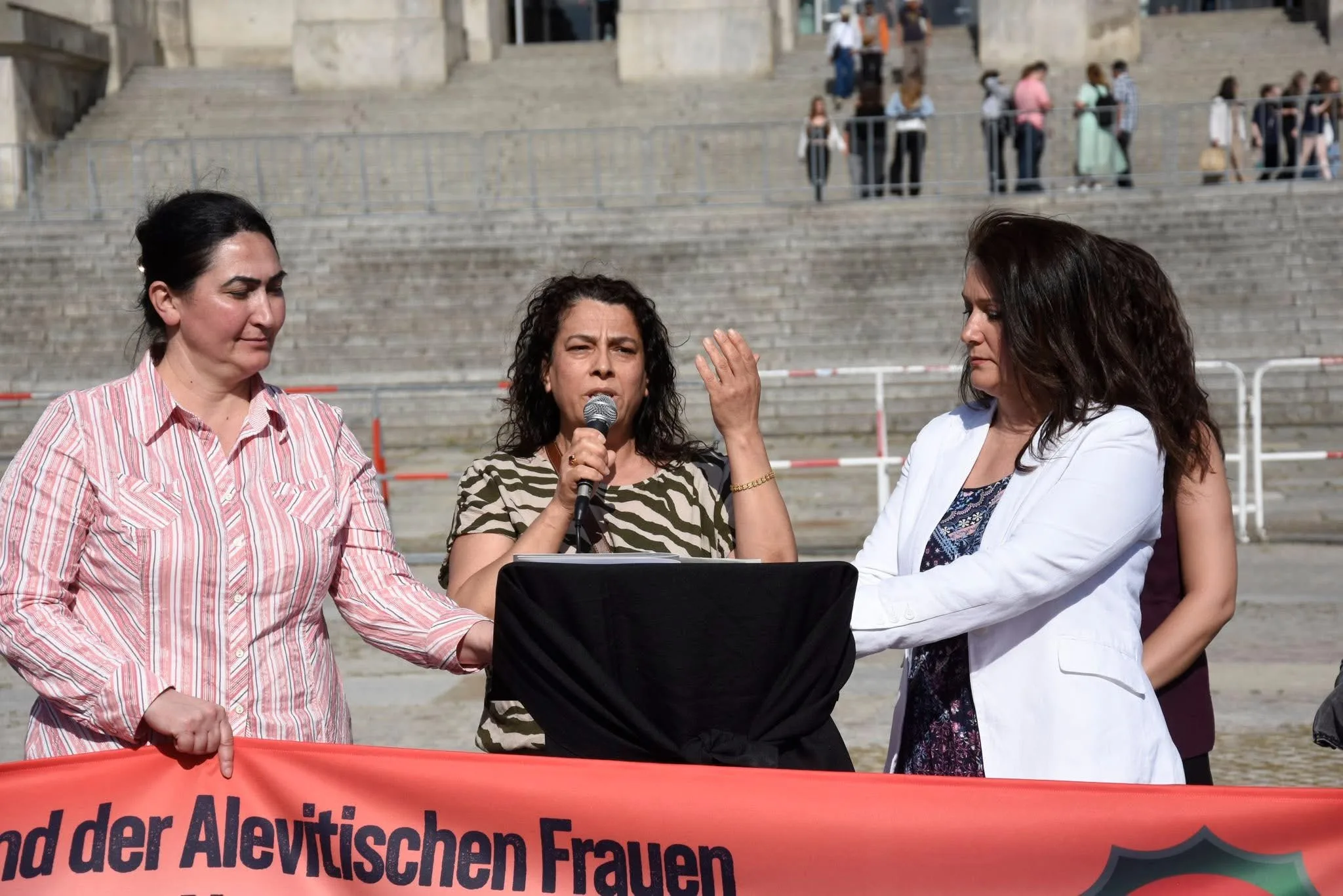 Suriye'deki katliam Berlin`de protesto edildi