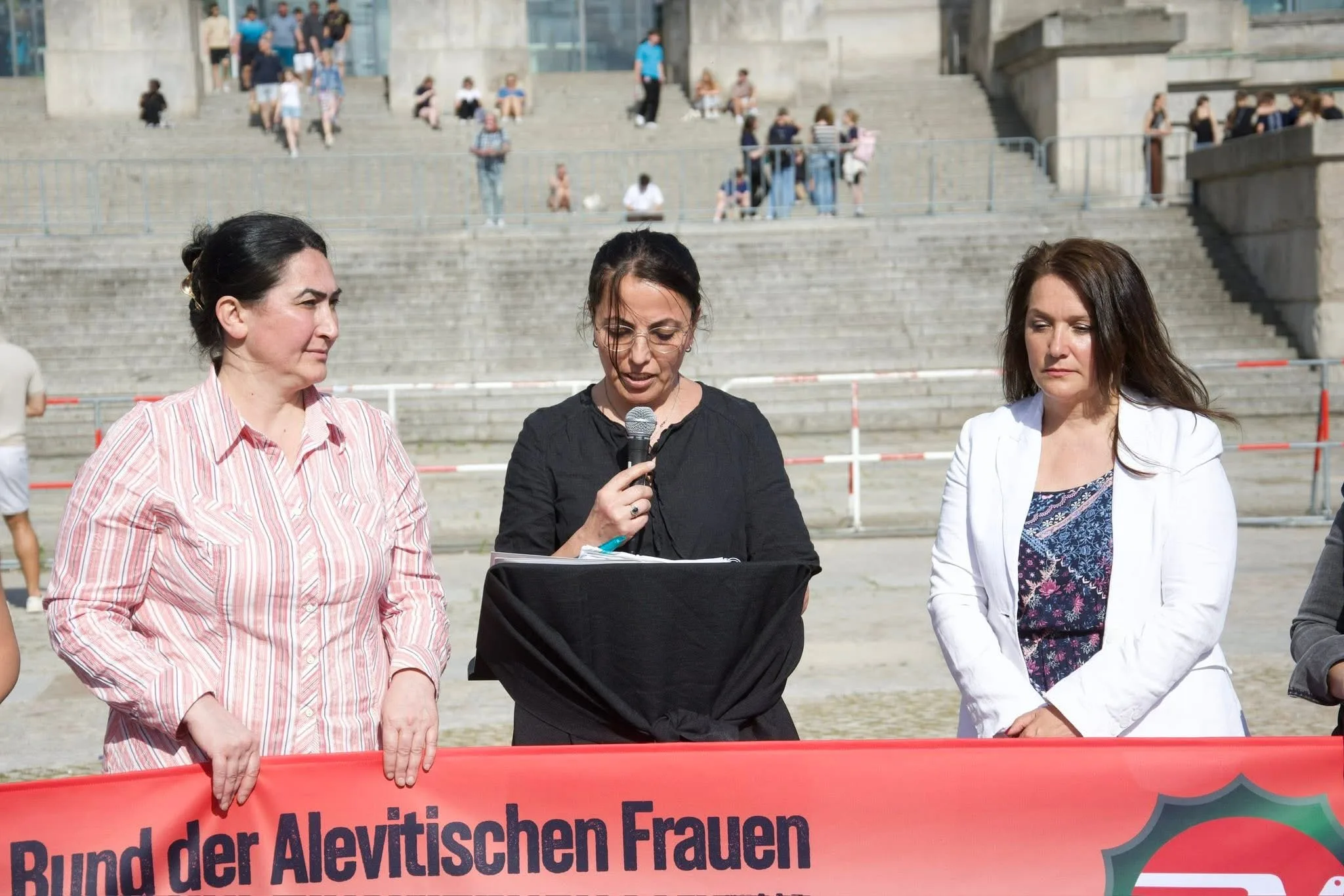 Suriye'deki katliam Berlin`de protesto edildi