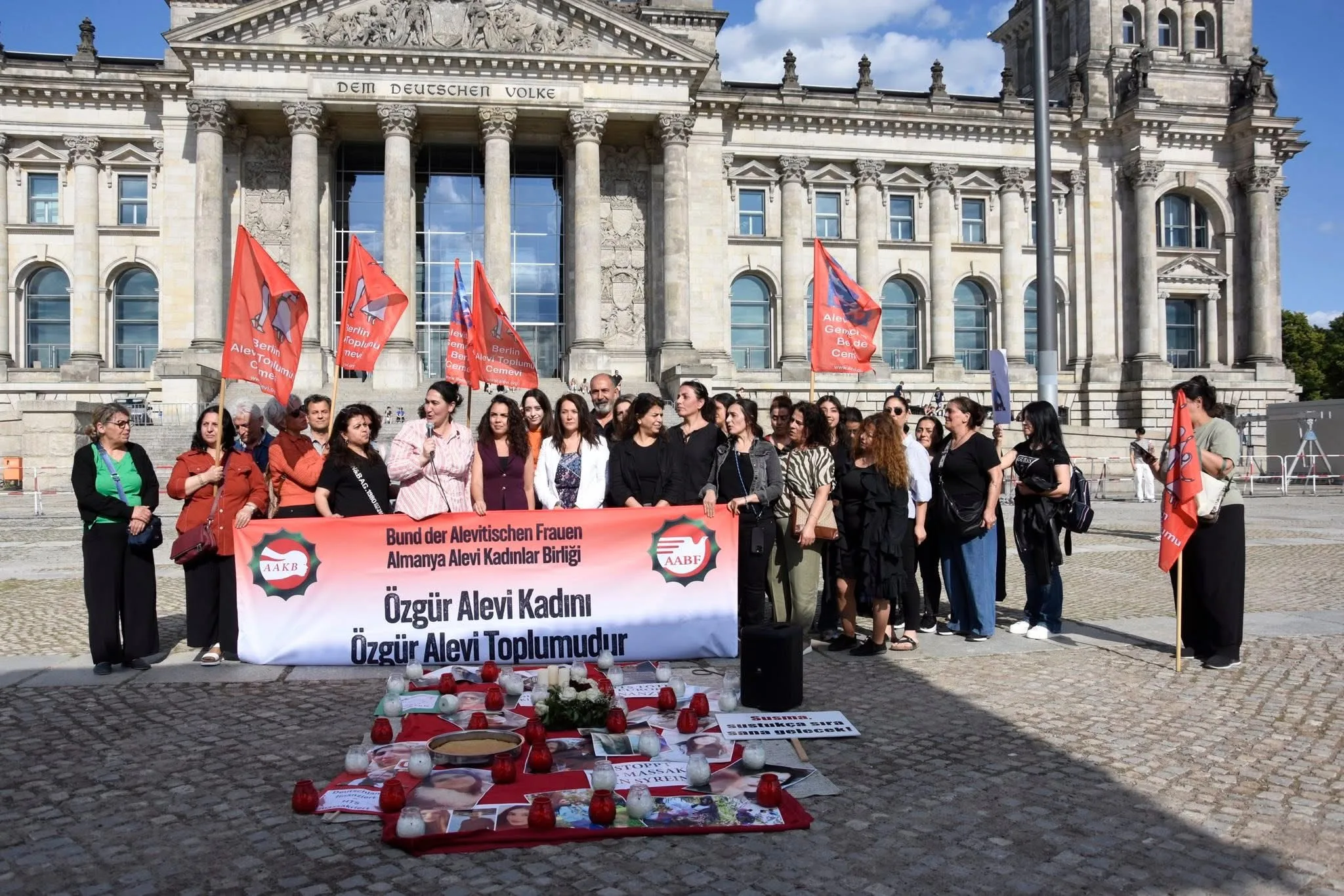 Suriye'deki katliam Berlin`de protesto edildi