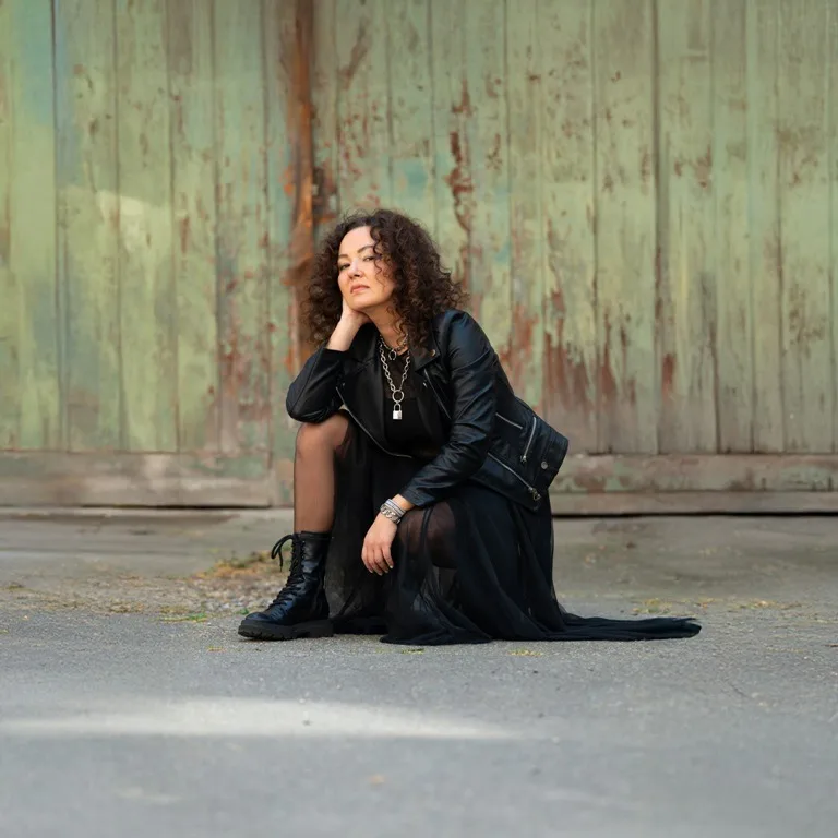 Derya Yıl’dan yeni single: “Öyleyse Bakma”