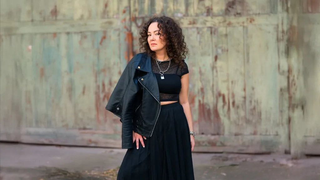 Derya Yıl’dan yeni single: “Öyleyse Bakma”