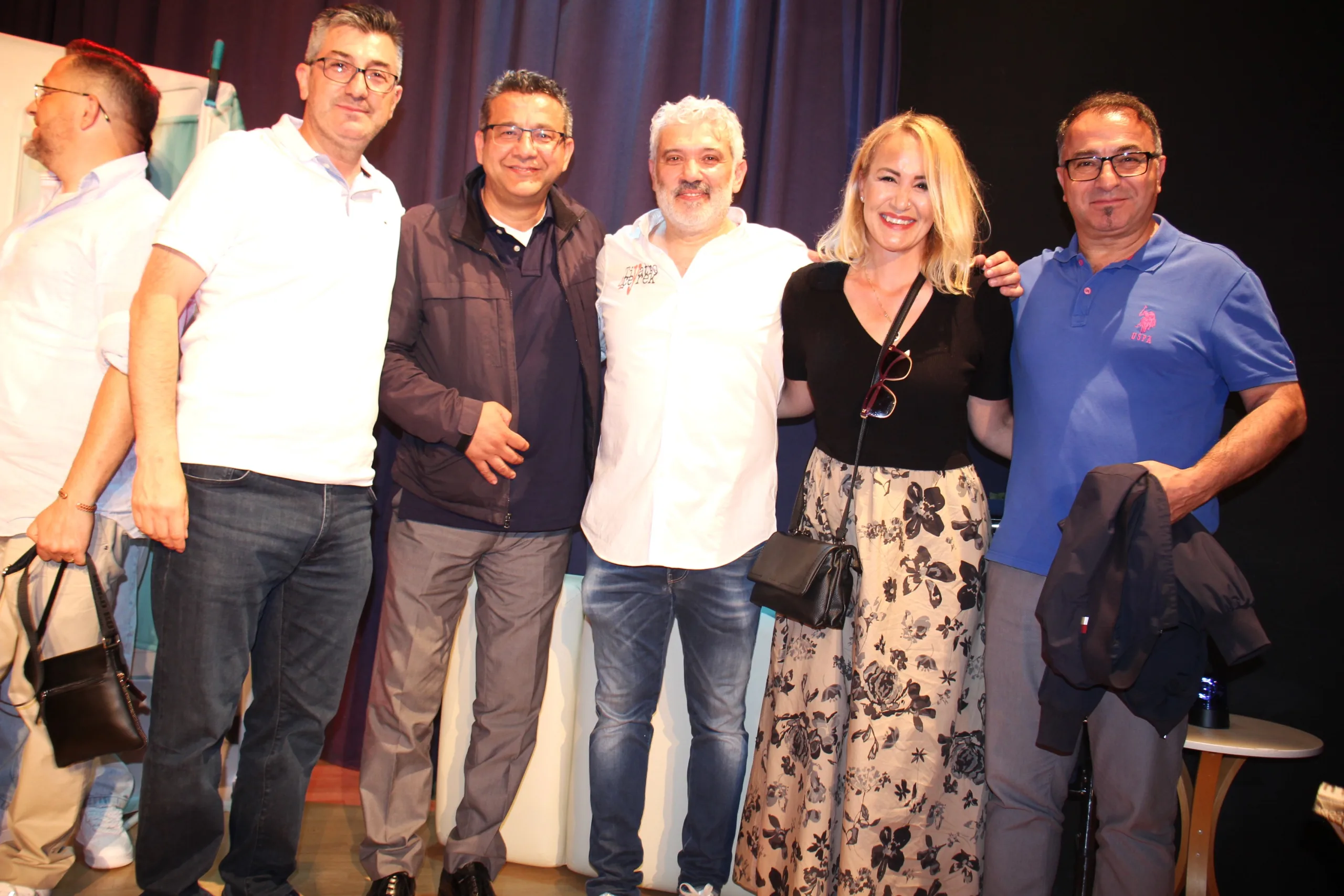 Hamburg’da Tiyatro 4 Çeyrek’ten Unutulmaz Gala: “Boşver Be Doktor” Ayakta Alkışlandı