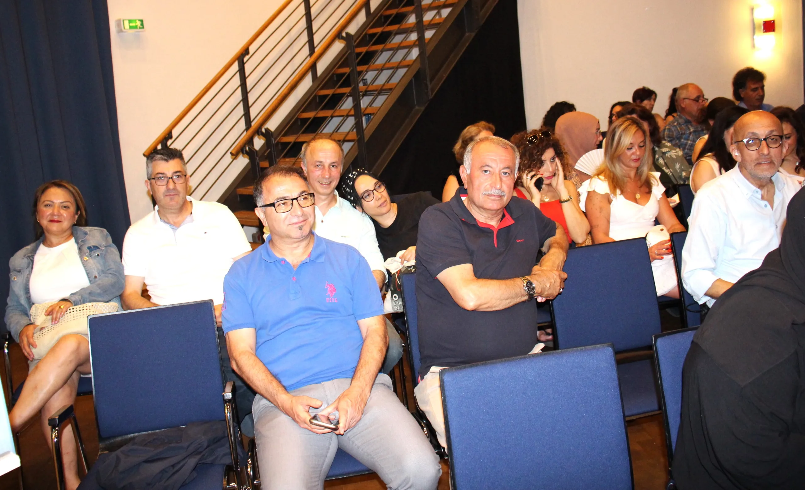 Hamburg’da Tiyatro 4 Çeyrek’ten Unutulmaz Gala: “Boşver Be Doktor” Ayakta Alkışlandı