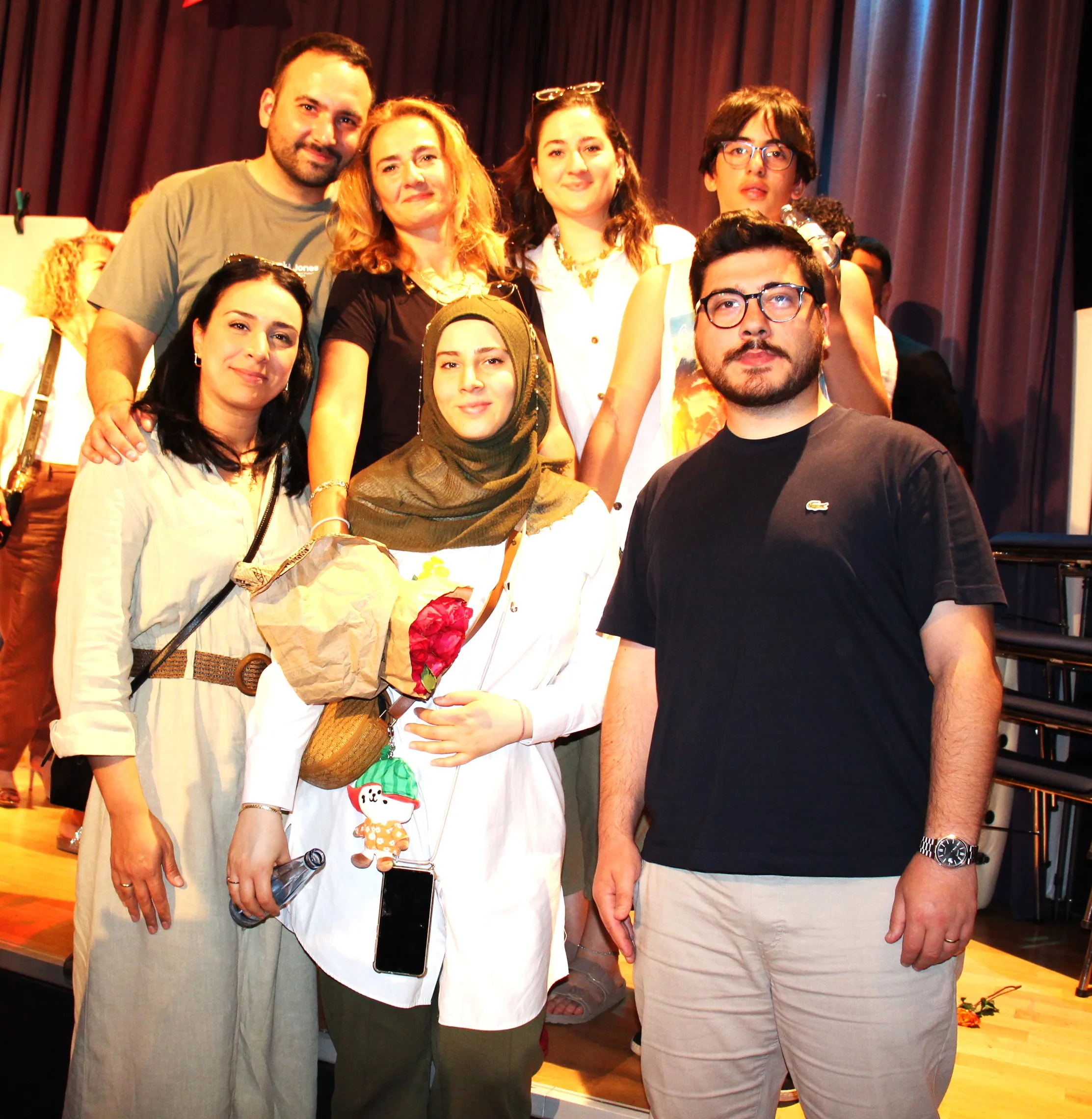 Hamburg’da Tiyatro 4 Çeyrek’ten Unutulmaz Gala: “Boşver Be Doktor” Ayakta Alkışlandı