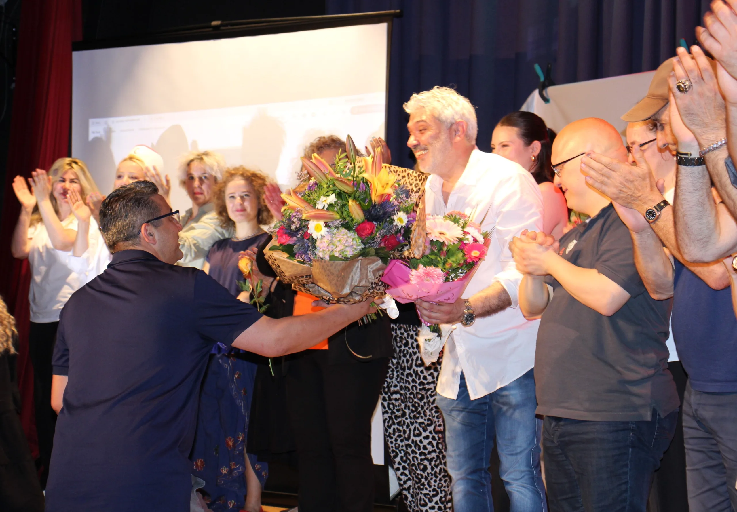 Hamburg’da Tiyatro 4 Çeyrek’ten Unutulmaz Gala: “Boşver Be Doktor” Ayakta Alkışlandı