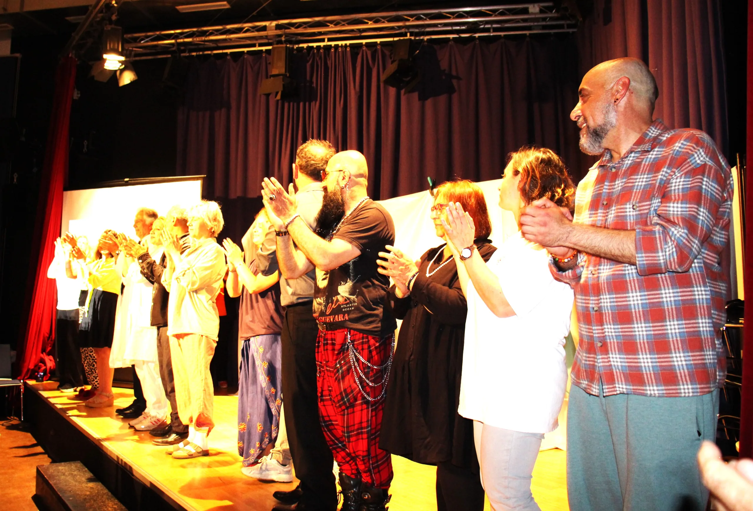 Hamburg’da Tiyatro 4 Çeyrek’ten Unutulmaz Gala: “Boşver Be Doktor” Ayakta Alkışlandı