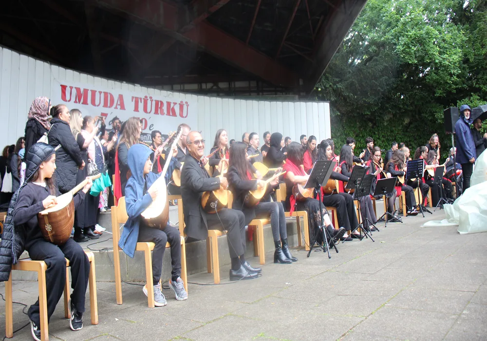 Hamburg’da “7’den 70’e Umuda Türkü” Konserine Yoğun İlgi