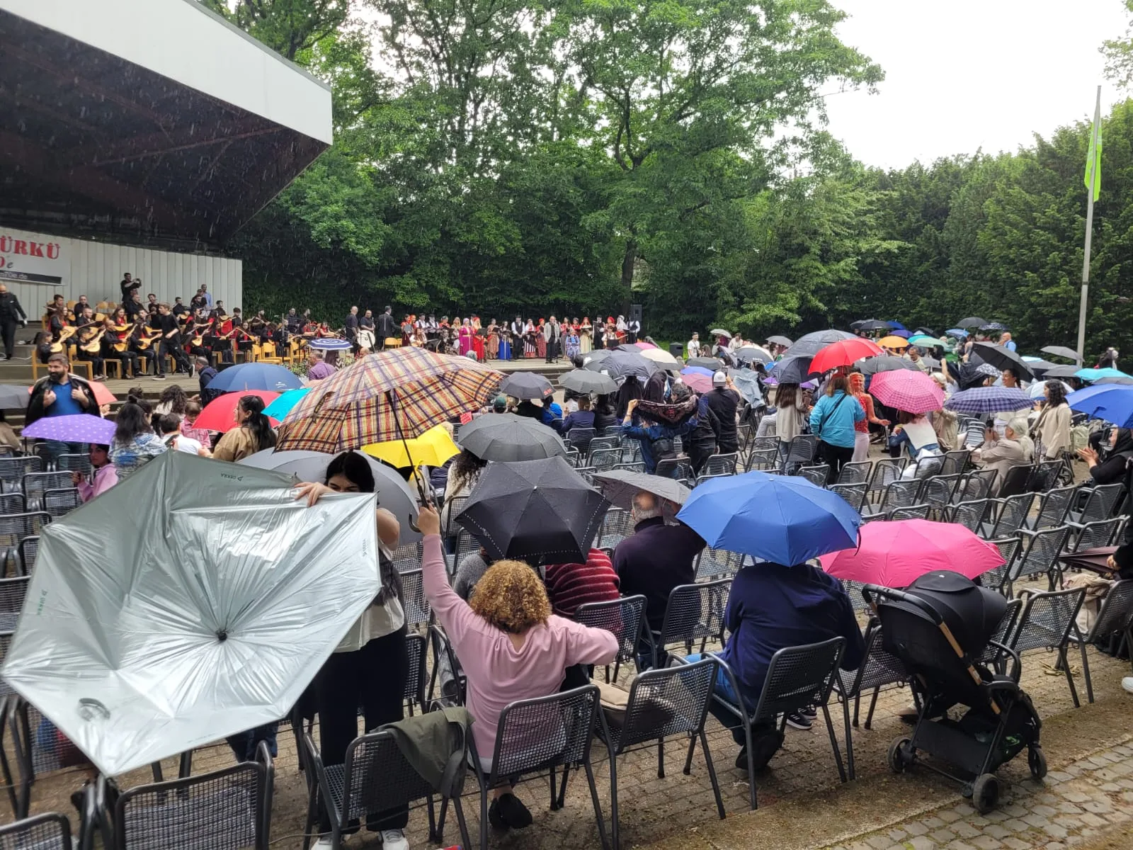 Hamburg’da “7’den 70’e Umuda Türkü” Konserine Yoğun İlgi