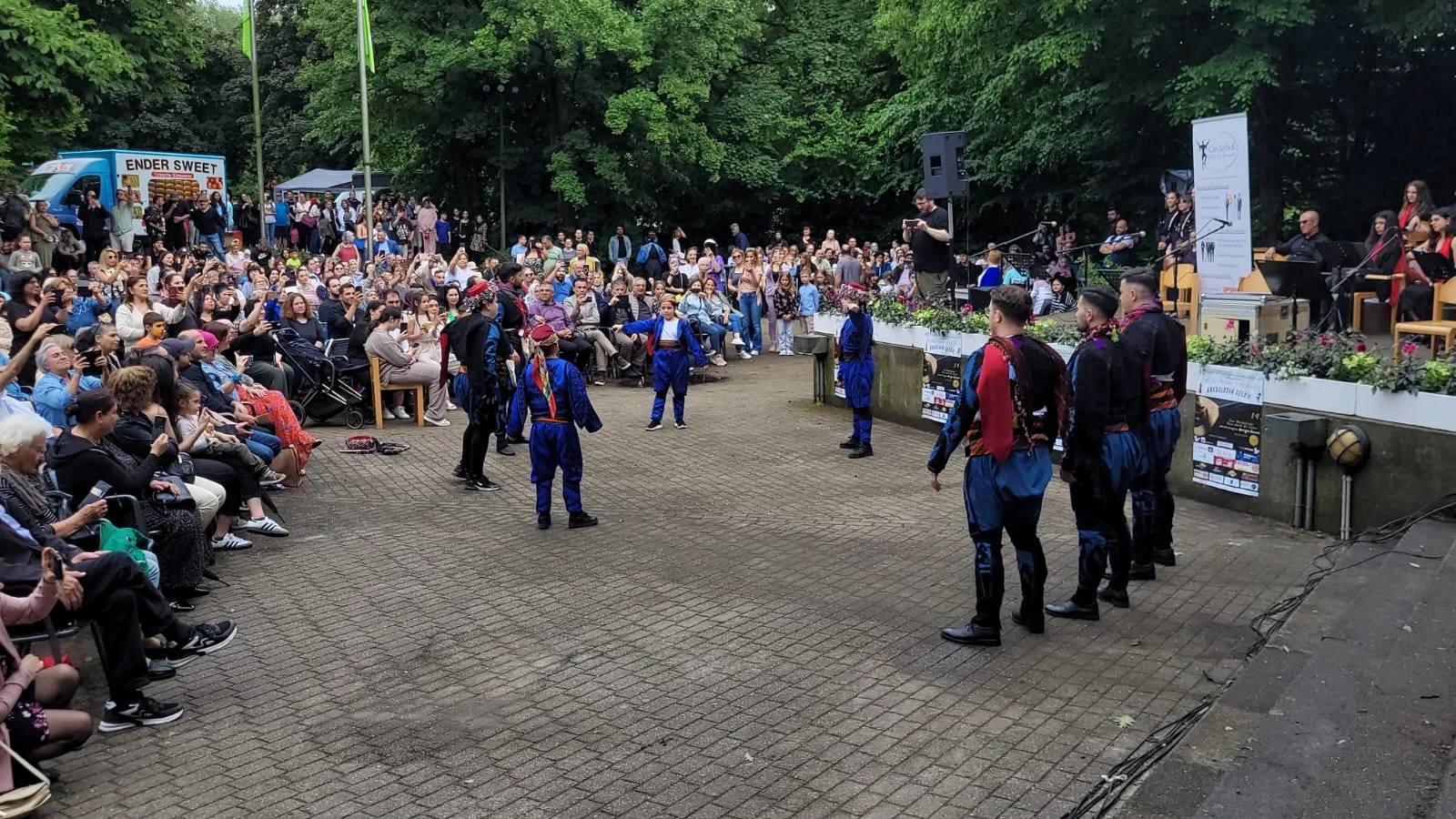 Hamburg’da “7’den 70’e Umuda Türkü” Konserine Yoğun İlgi
