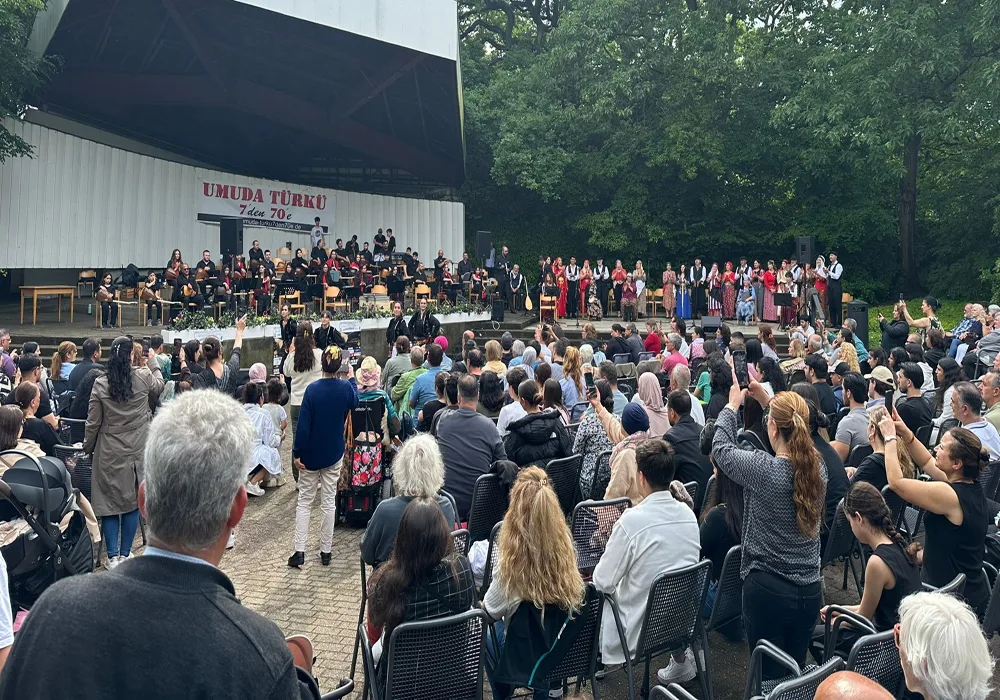 Hamburg’da “7’den 70’e Umuda Türkü” Konserine Yoğun İlgi