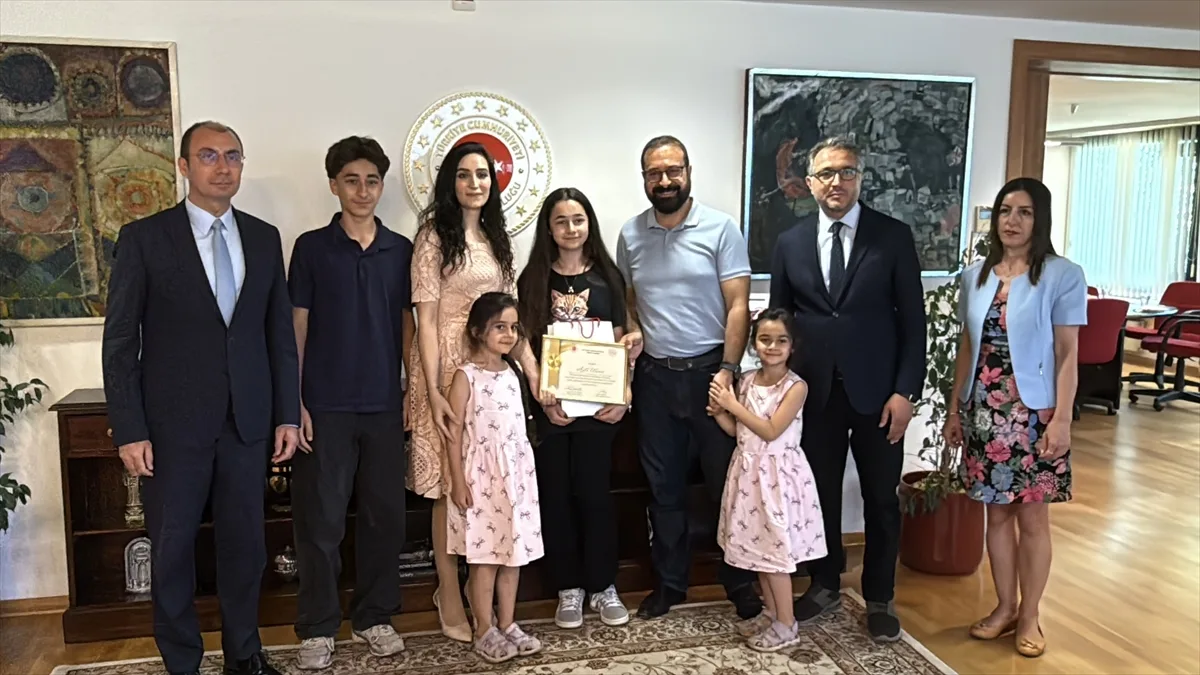 Berlin'de Okuma Yarışmasını Kazanan Türk Kızı Ayla Uluçam Başkonsolos'u Ziyaret Etti