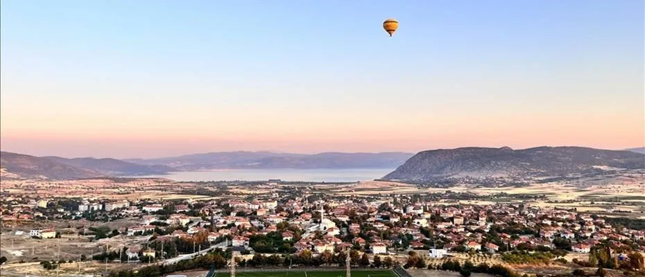 Sıcak hava balonları Salda Gölü manzarası eşliğinde havalandı