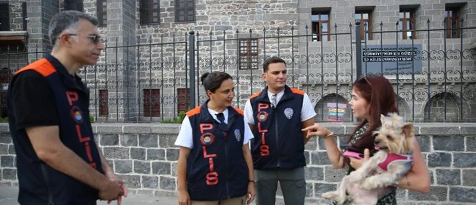 Diyarbakır'da Turizm Polisi, Turistlerle Esnaf Arasında Köprü Kuruyor