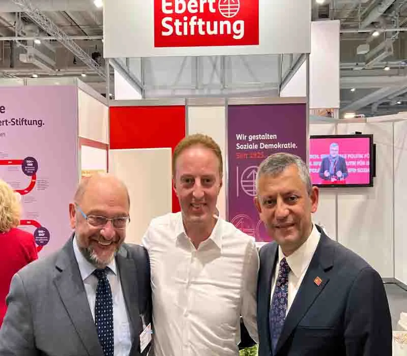CHP Lideri Özel, Berlin'de SPD'li Türk kökenli vekillerle görüştü