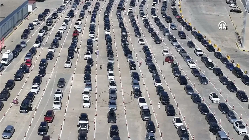 Kapıkule'de tek günde 62 bin 263 yolcu girişiyle rekor kırıldı