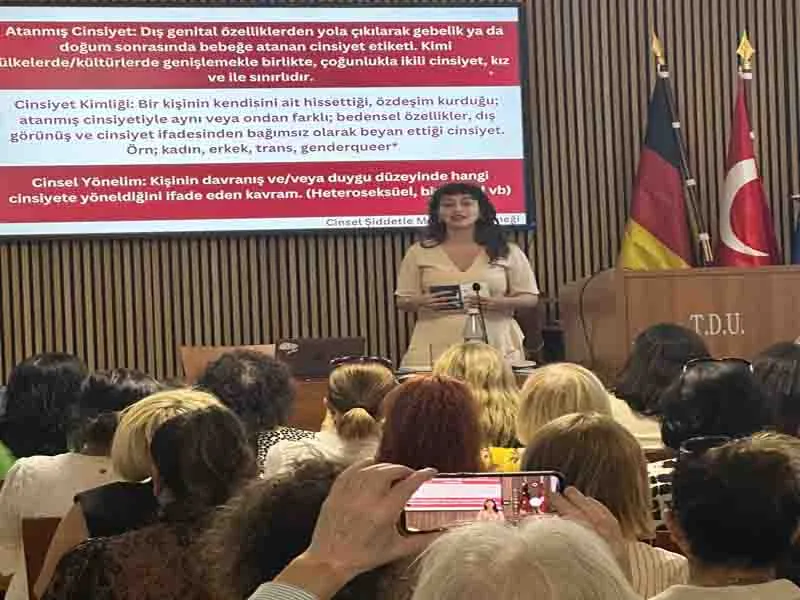 Berlin’de “Kadın Cinayetleri” ve “Medyanın Sessizliği” Masaya Yatırıldı