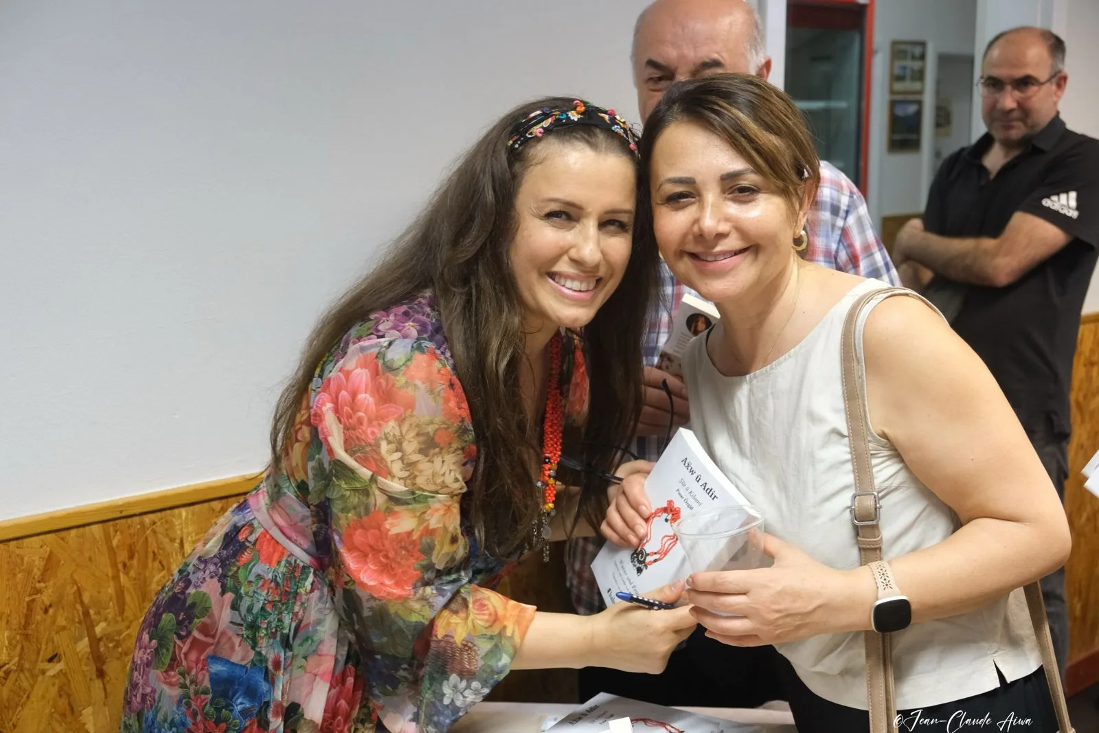 Pınar Özgül, Berlin’de Şiir ve Türkü Kitabını Tanıttı