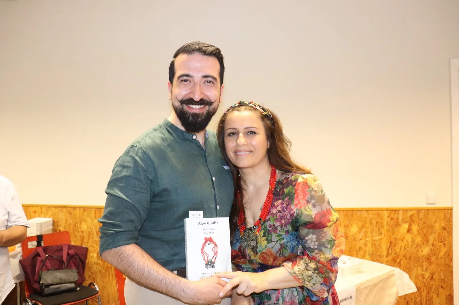 Pınar Özgül, Berlin’de Şiir ve Türkü Kitabını Tanıttı