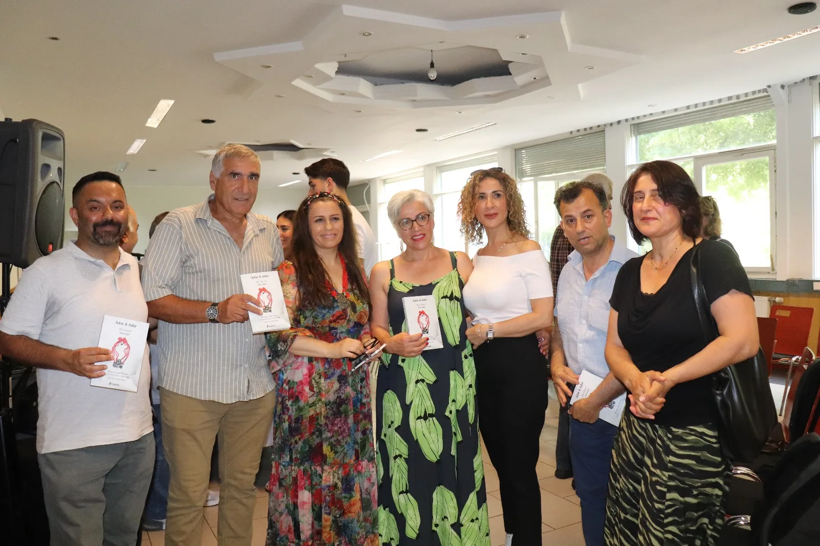 Pınar Özgül, Berlin’de Şiir ve Türkü Kitabını Tanıttı