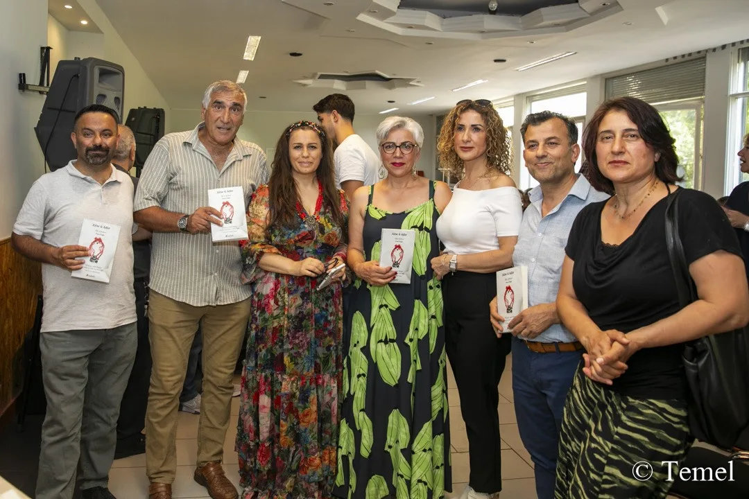Pınar Özgül, Berlin’de Şiir ve Türkü Kitabını Tanıttı