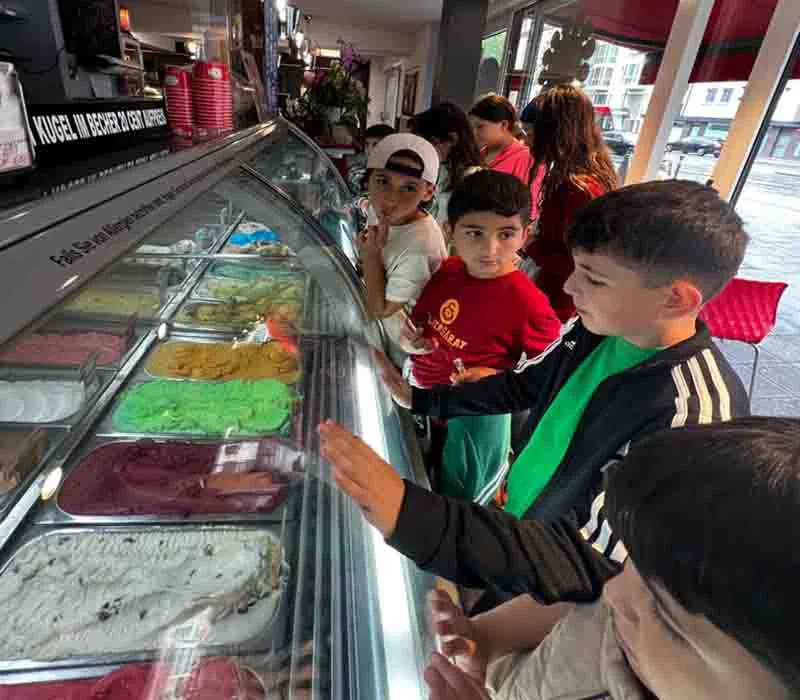 Nürnberg`de öğrencilerin dondurma keyfi