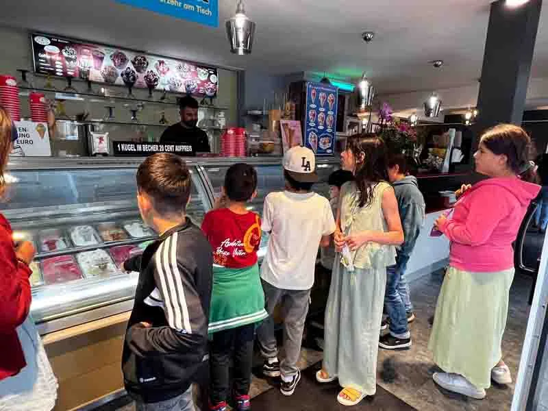 Nürnberg`de öğrencilerin dondurma keyfi