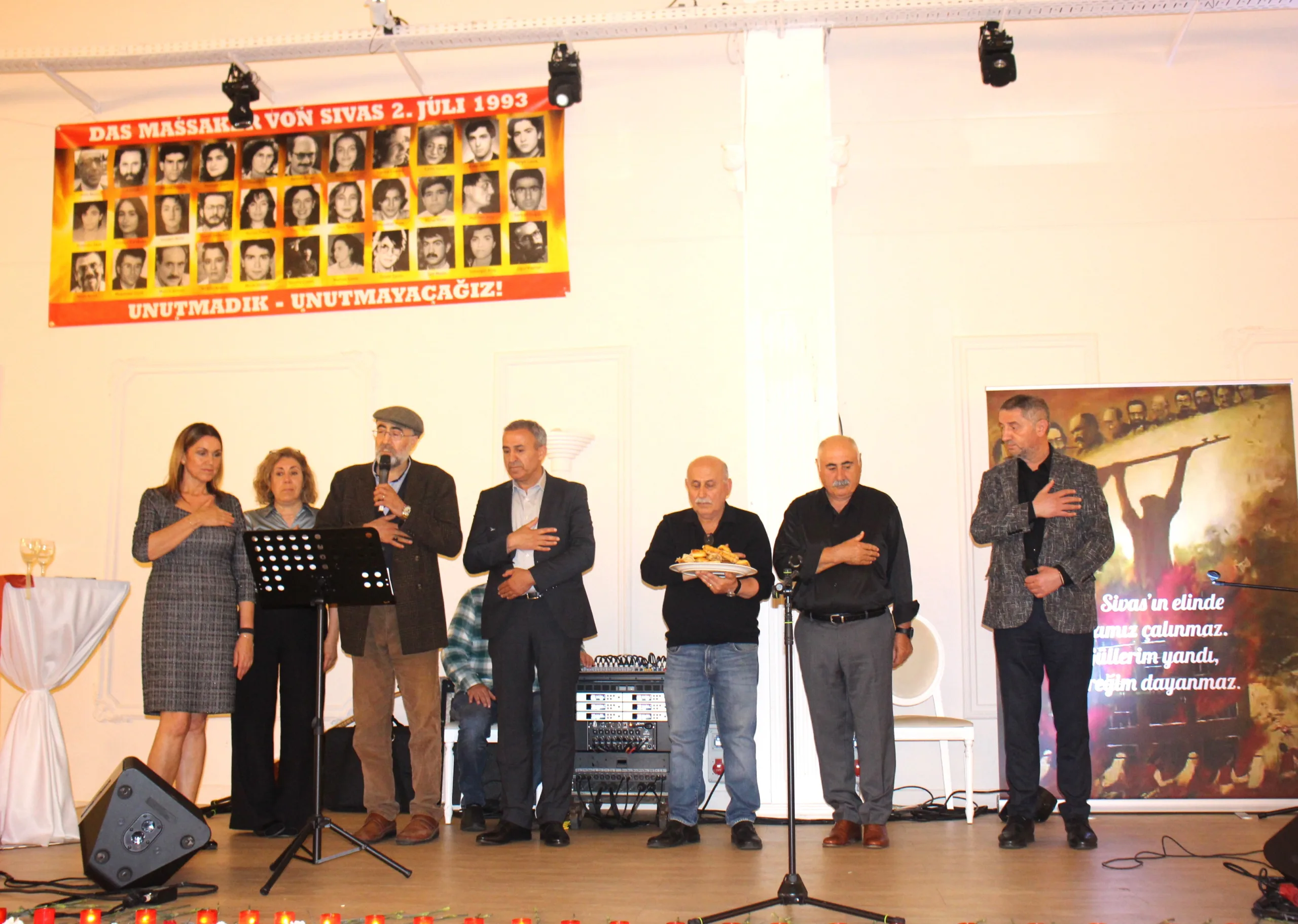 Sivas Katliamı Anmasında Hamburg`da Duygu Dolu Anlar