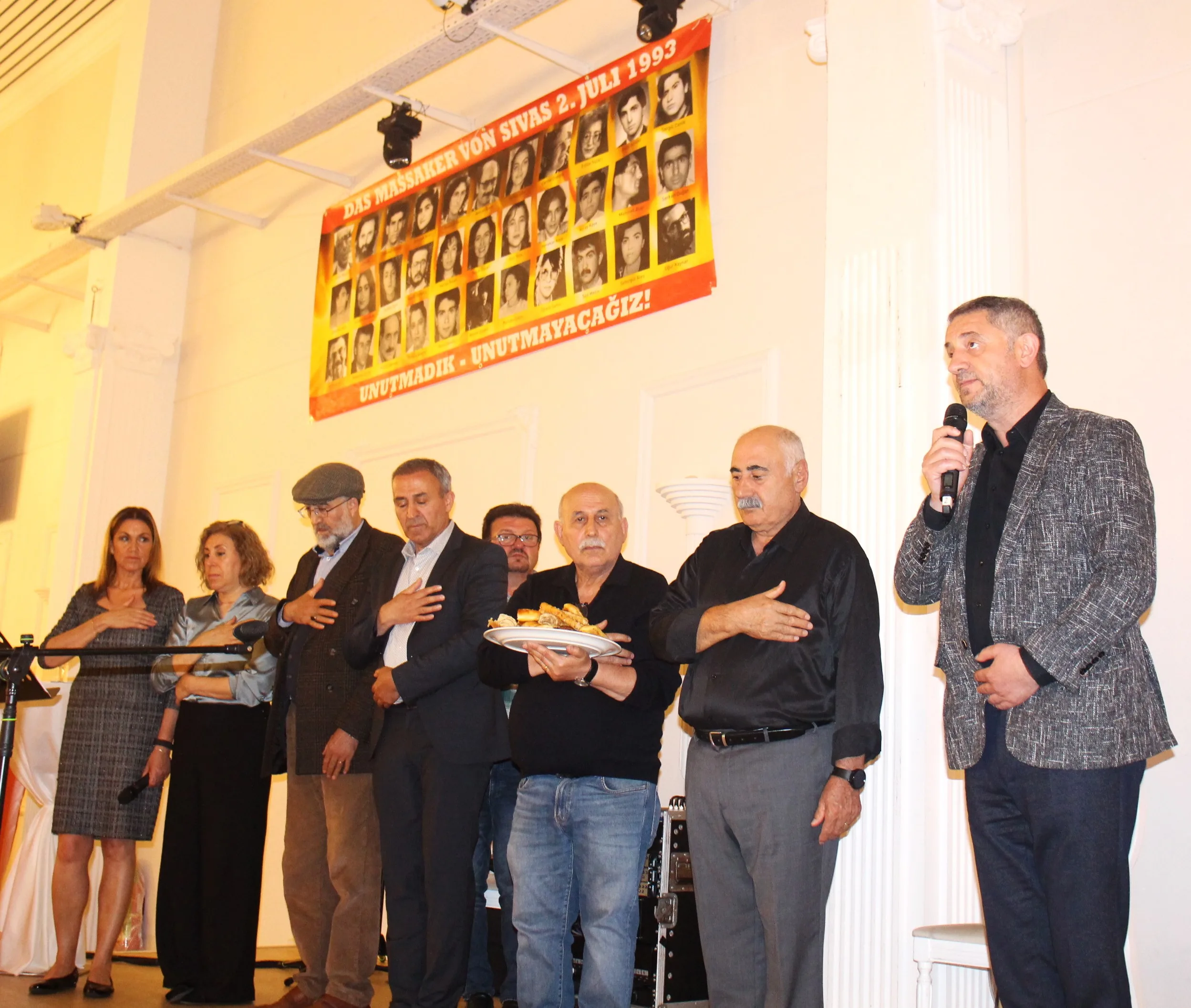 Sivas Katliamı Anmasında Hamburg`da Duygu Dolu Anlar