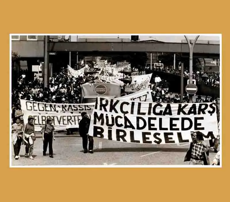 Göçmenlerin 1990’lardaki ırkçılığa karşı mücadelesi Kassel’de sergileniyor