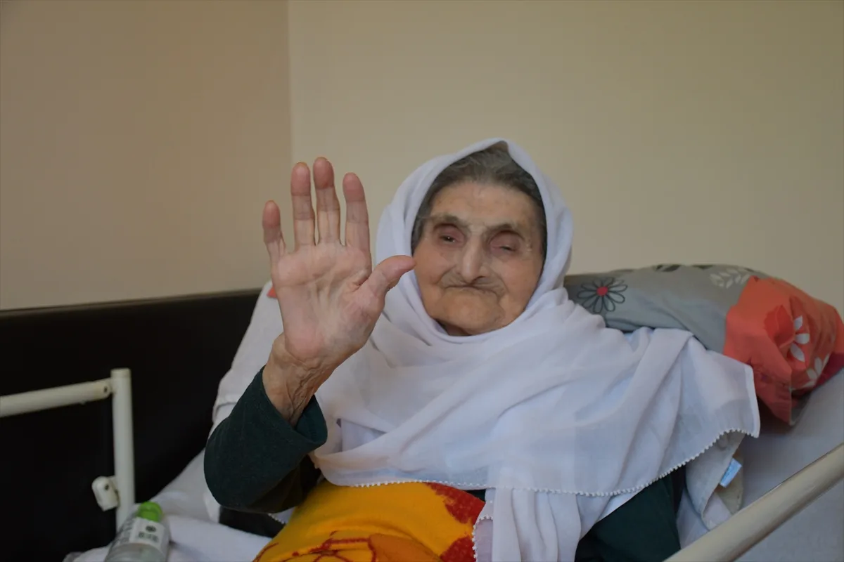 Torununun torununu gören 106 yaşındaki Hatice nineye doğum günü kutlaması