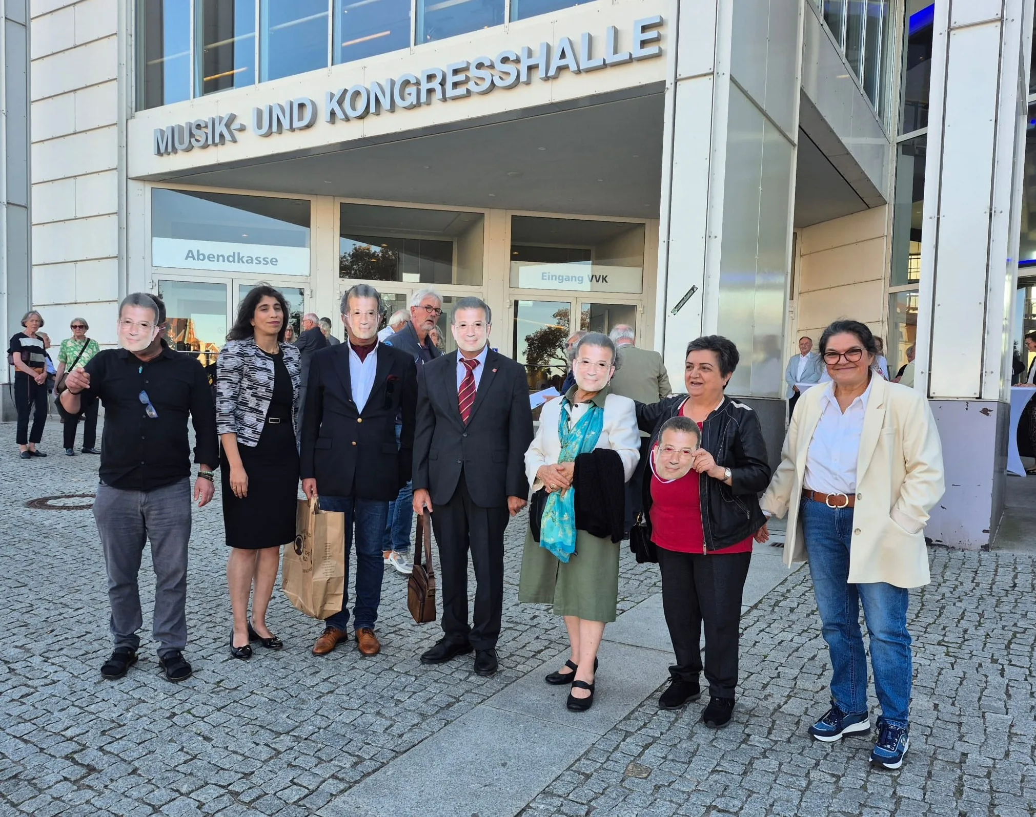 Lübeck’te Fazıl Say Konseri Öncesi CHP’den Ekrem İmamoğlu’na Destek Eylemi