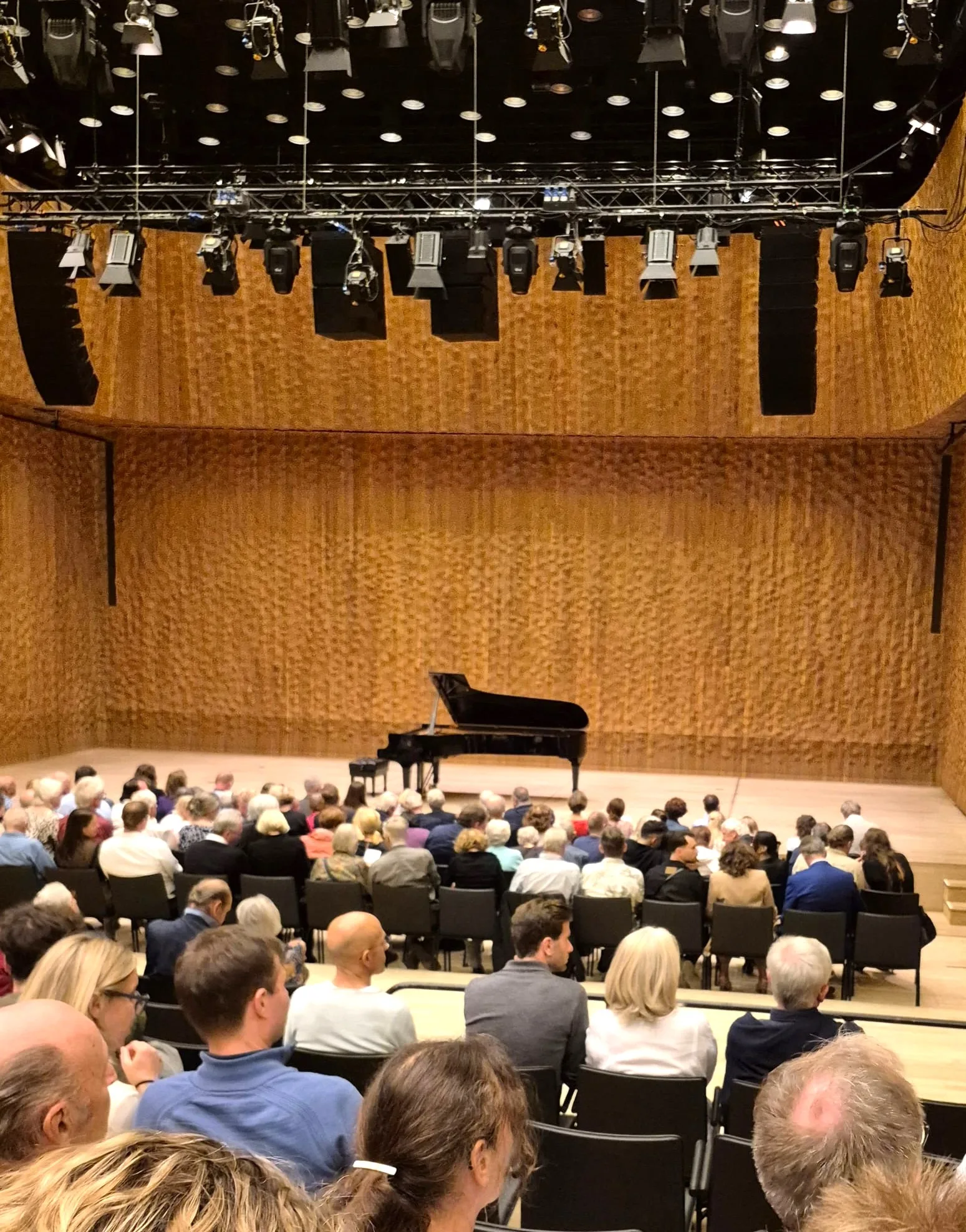 Ünlü Türk Piyanist Hüseyin Sermet Hamburg Elbphilharmonie’de Büyüledi