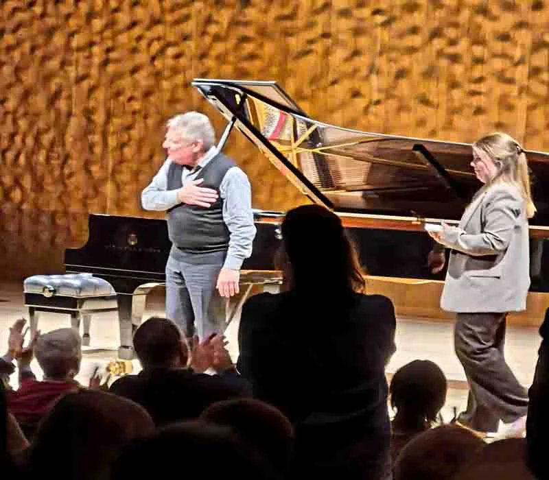 Ünlü Türk Piyanist Hüseyin Sermet Hamburg Elbphilharmonie’de Büyüledi