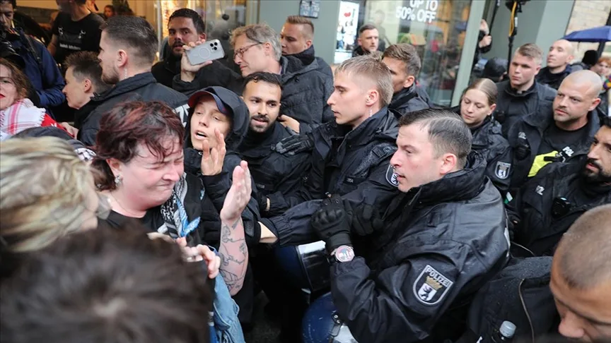 Berlin'de "İsrail" protestosuna polisten sert müdahale
